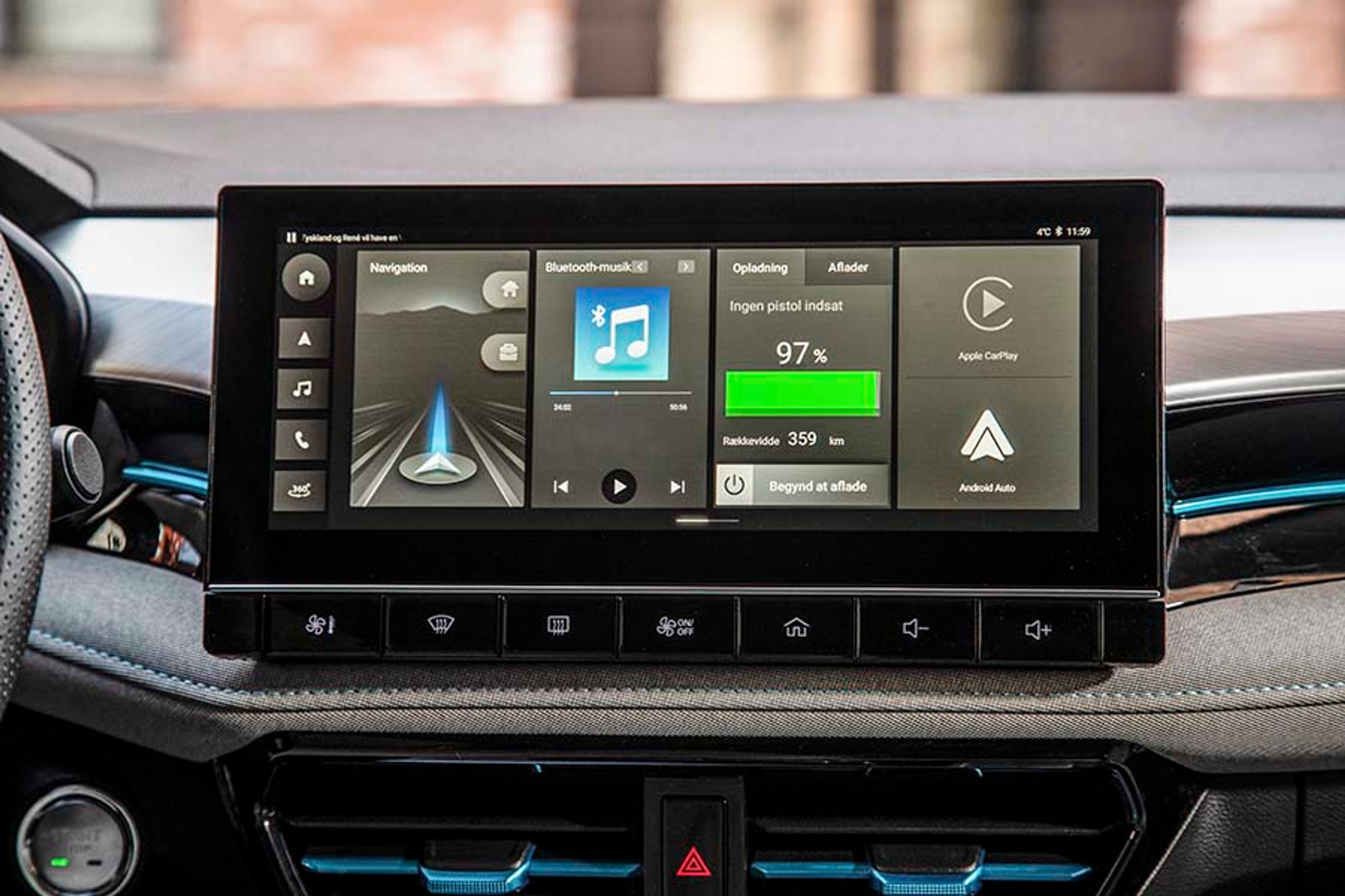 Skærmen i midten er på 10,25” og rummer navigationsanlæg samt menuer til styring af de fleste af bilens funktioner. En del af dem er dog ret besværlige. Der er mulighed for kabelopkoblet Apple CarPlay og Android Auto.