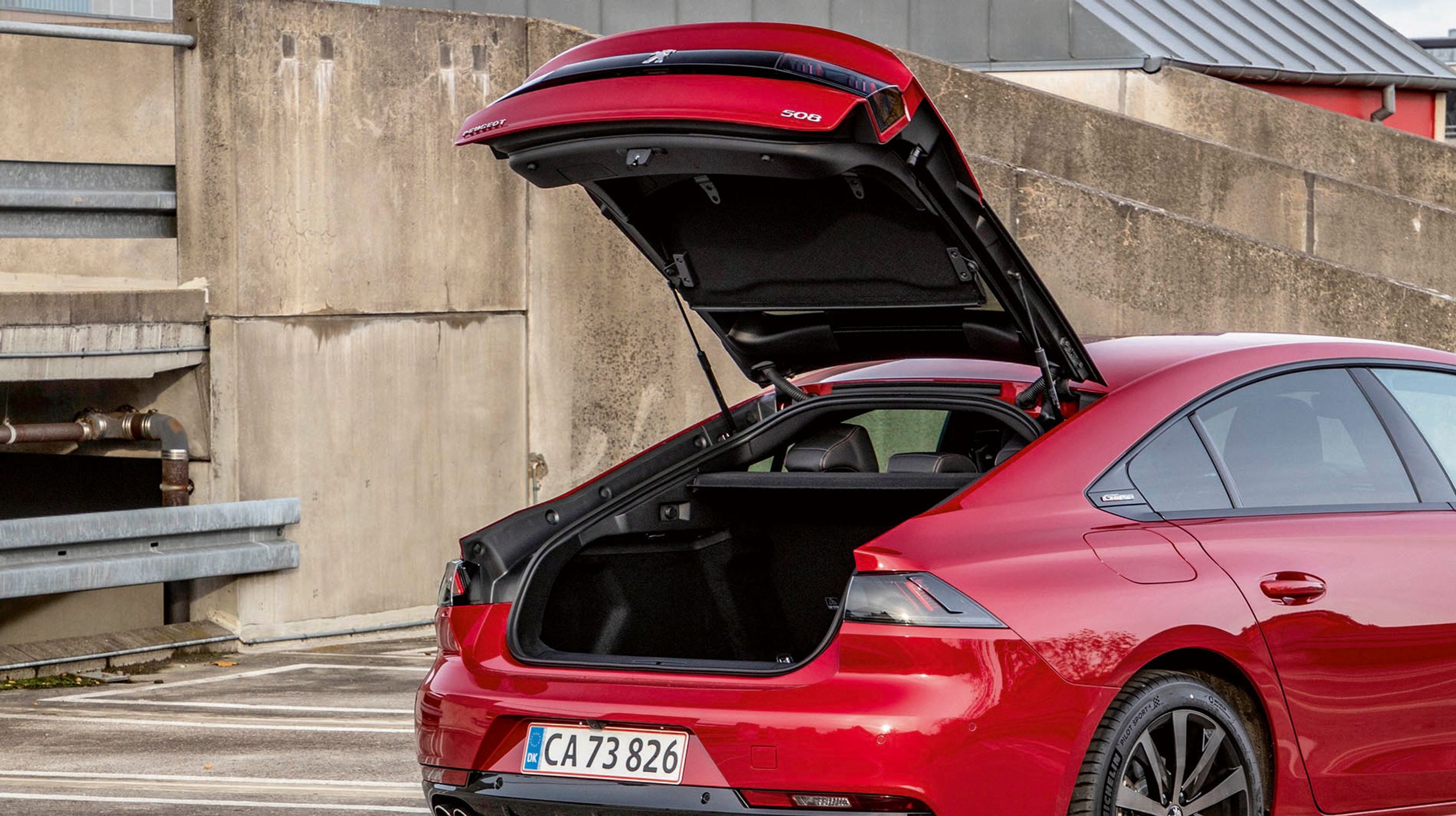 Den store bagklap åbner helt oppe ved taget og giver fremragende adgang til bagagerummet. En elektrisk bagklap koster 15.000 kr. ekstra.