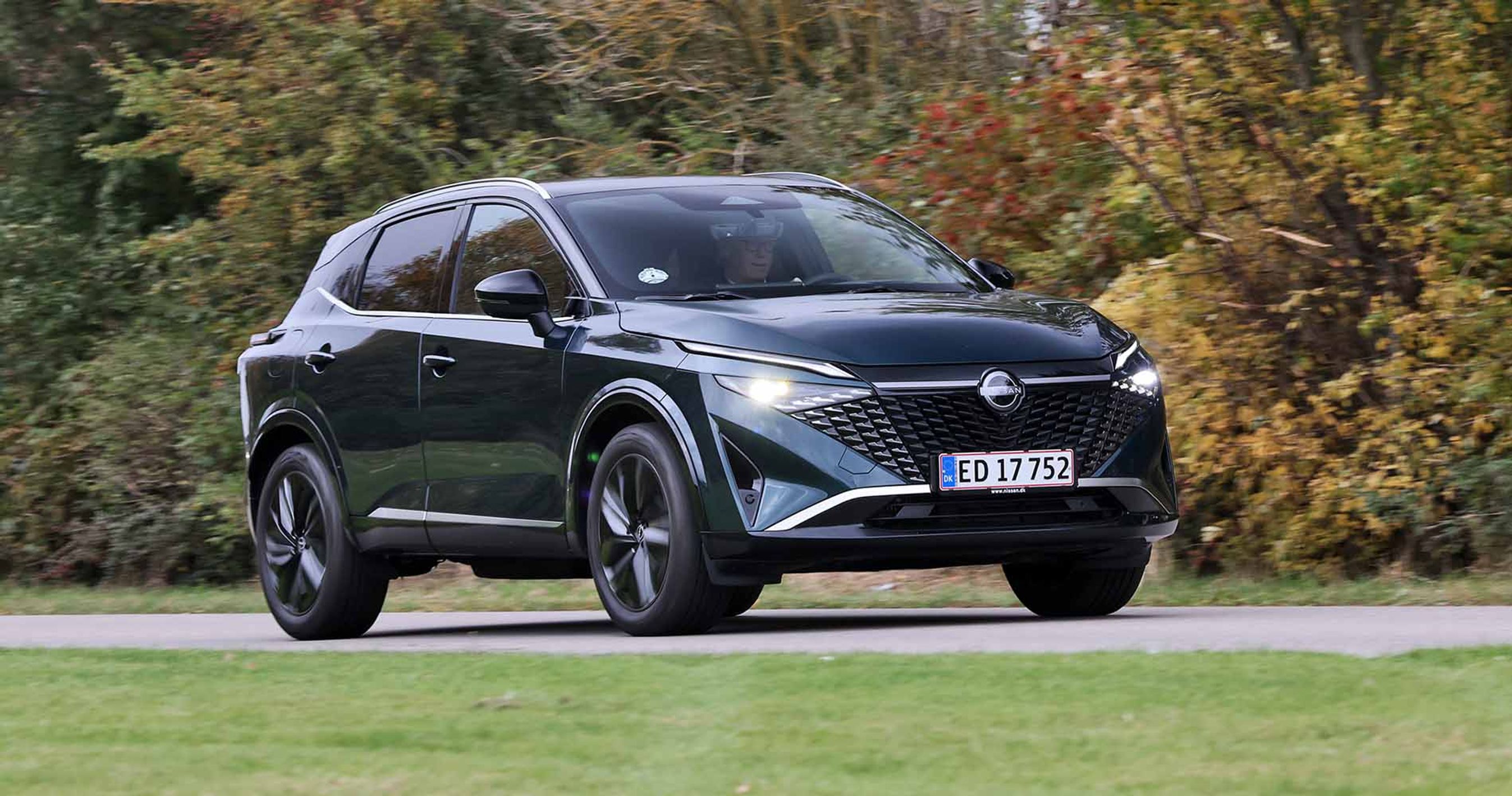 Nissan Qashqai set forfra, mens den kører på landevej