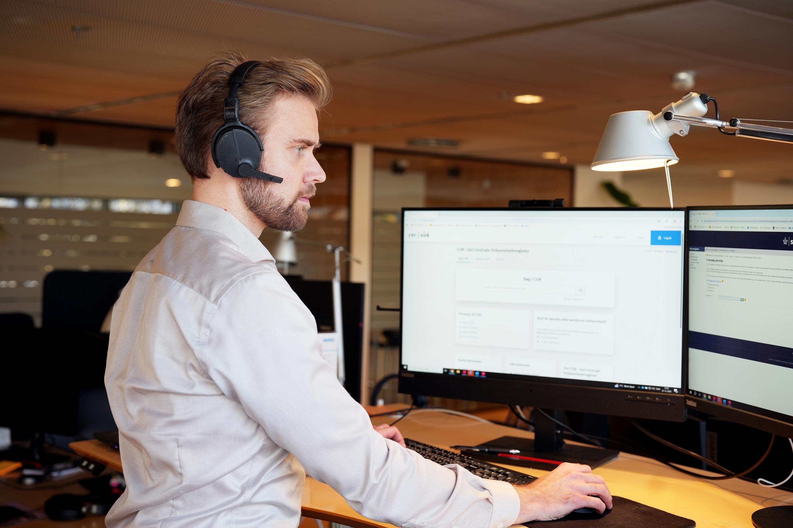 Medarbejder fra FDMs rådgivning arbejder på en computer og svarer på medlemshenvendelser.