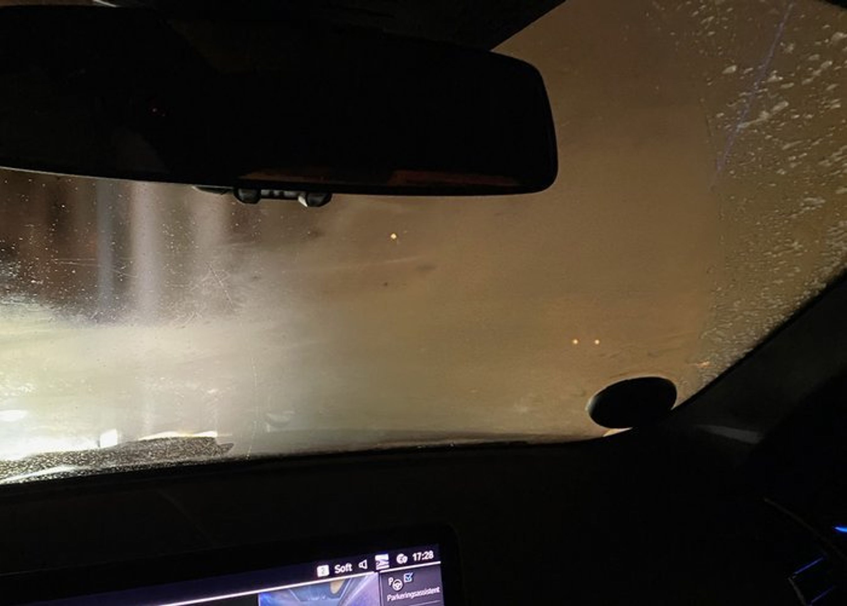 Bil med dugget forrude