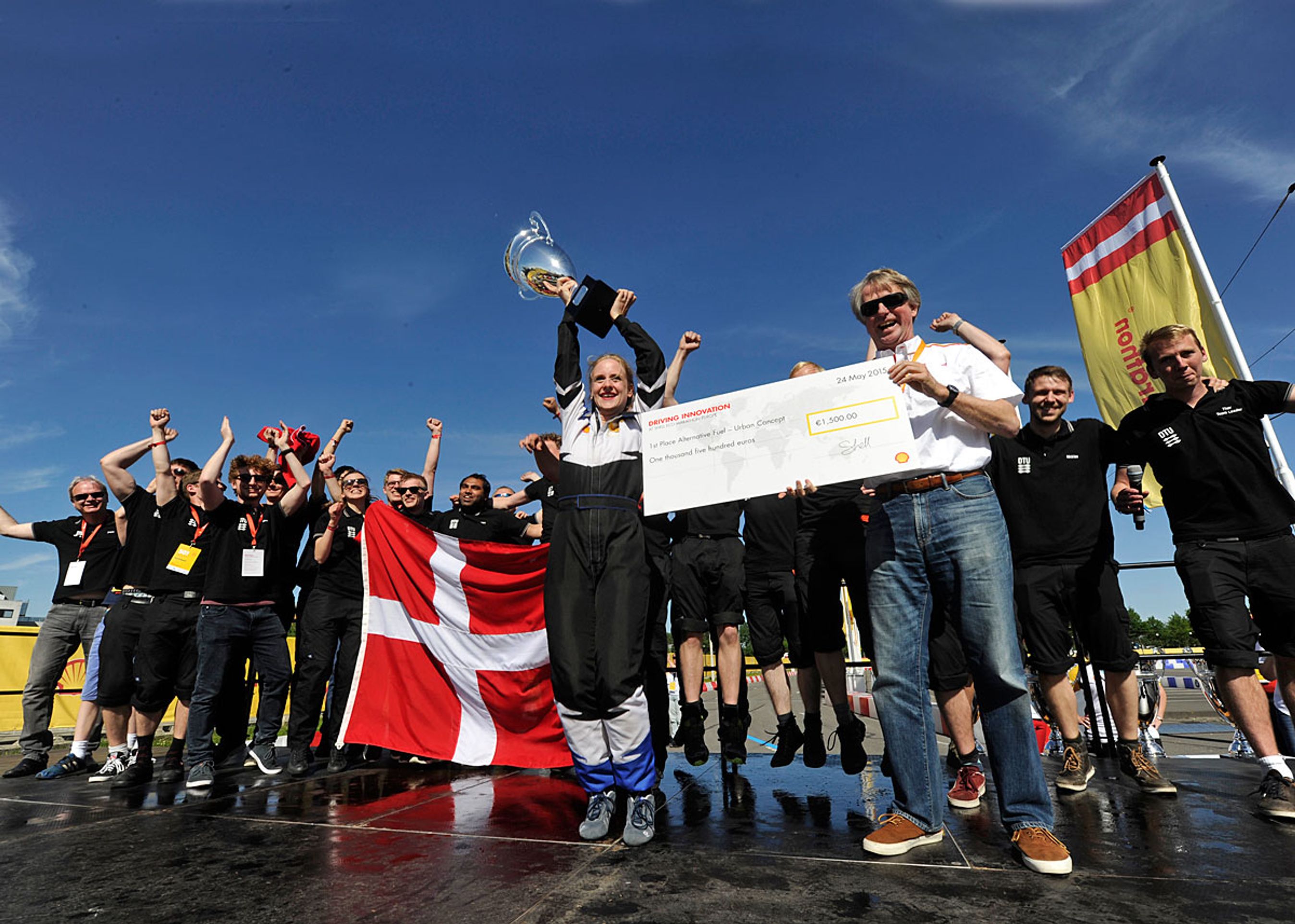 De 25 medlemmer af DTU Roadrunners jubler over sejren og verdensrekorden i Rotterdam 24. maj. Fotos: Associated Press