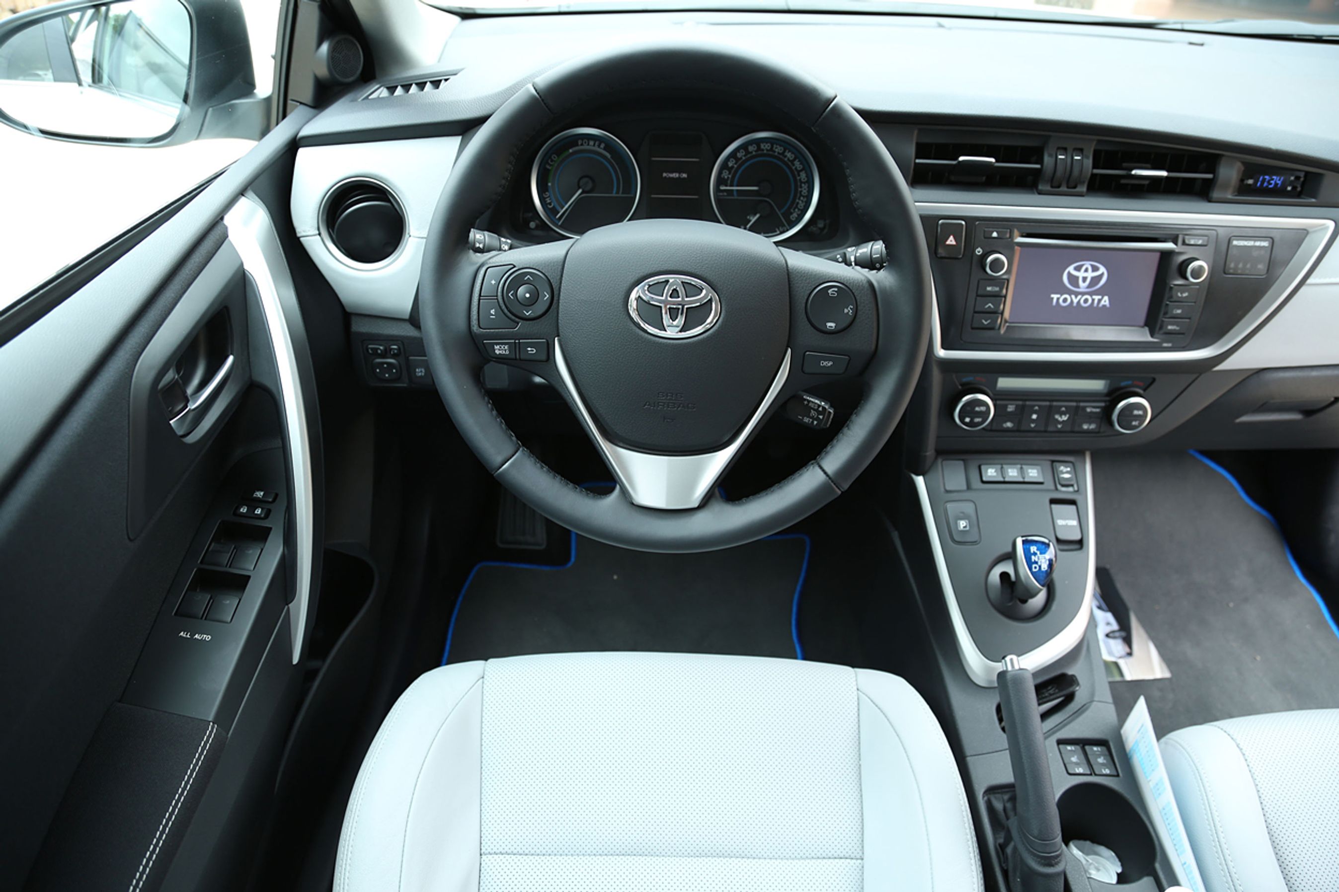 På forsædet er der intet nyt. Radioen er noget ulogisk placeret under luftdyserne, men bortset fra denne lille brøler er betjeningen lige til, og i hybridversionen glæder man sig over automatgearet, der er standard.