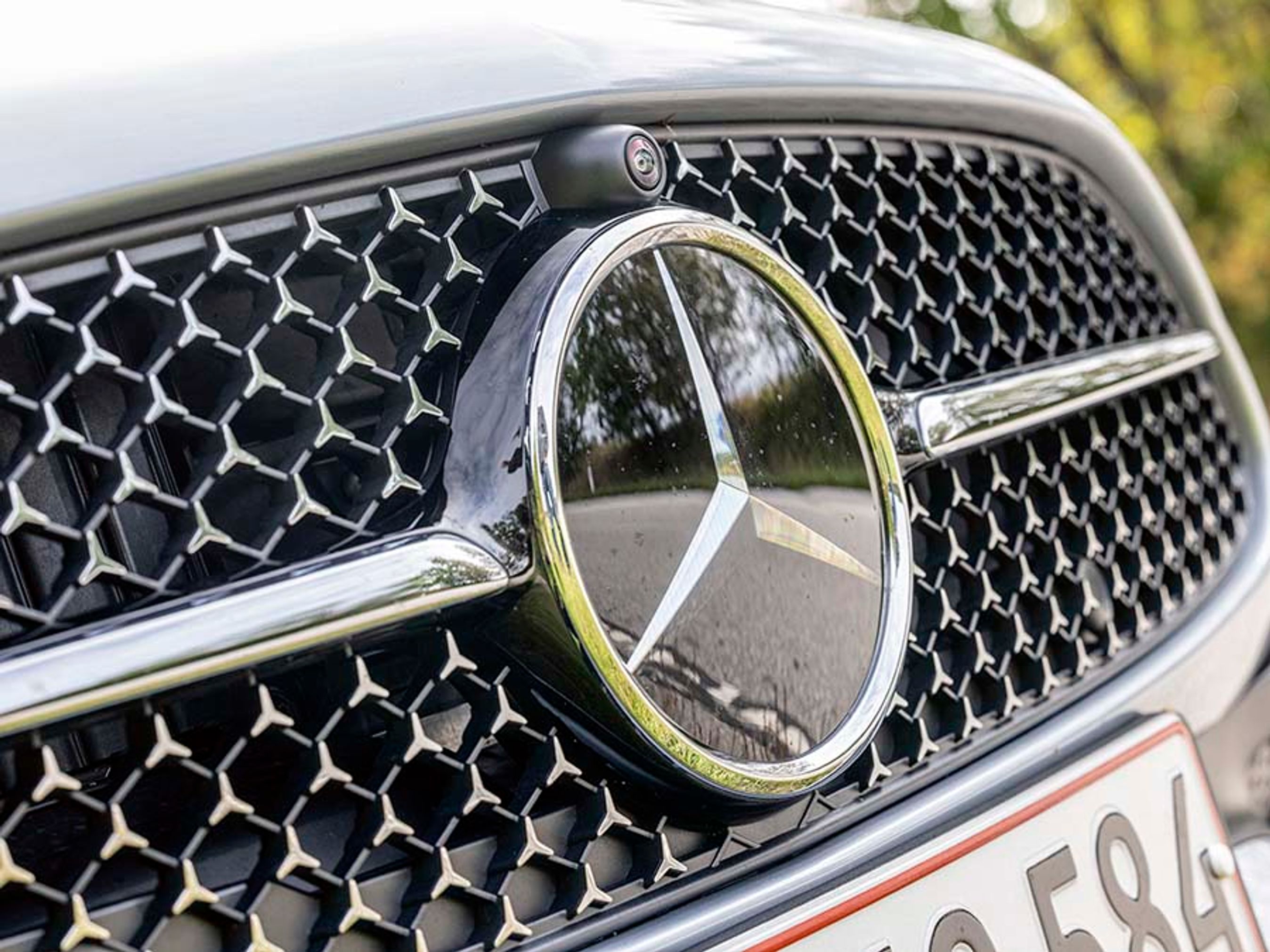 Bag stjernen findes radaren til sikkerhedssystemerne. Det betyder også, at man ikke længere kan bestille bilen med den klassiske stjerne, der står oven på køleren.