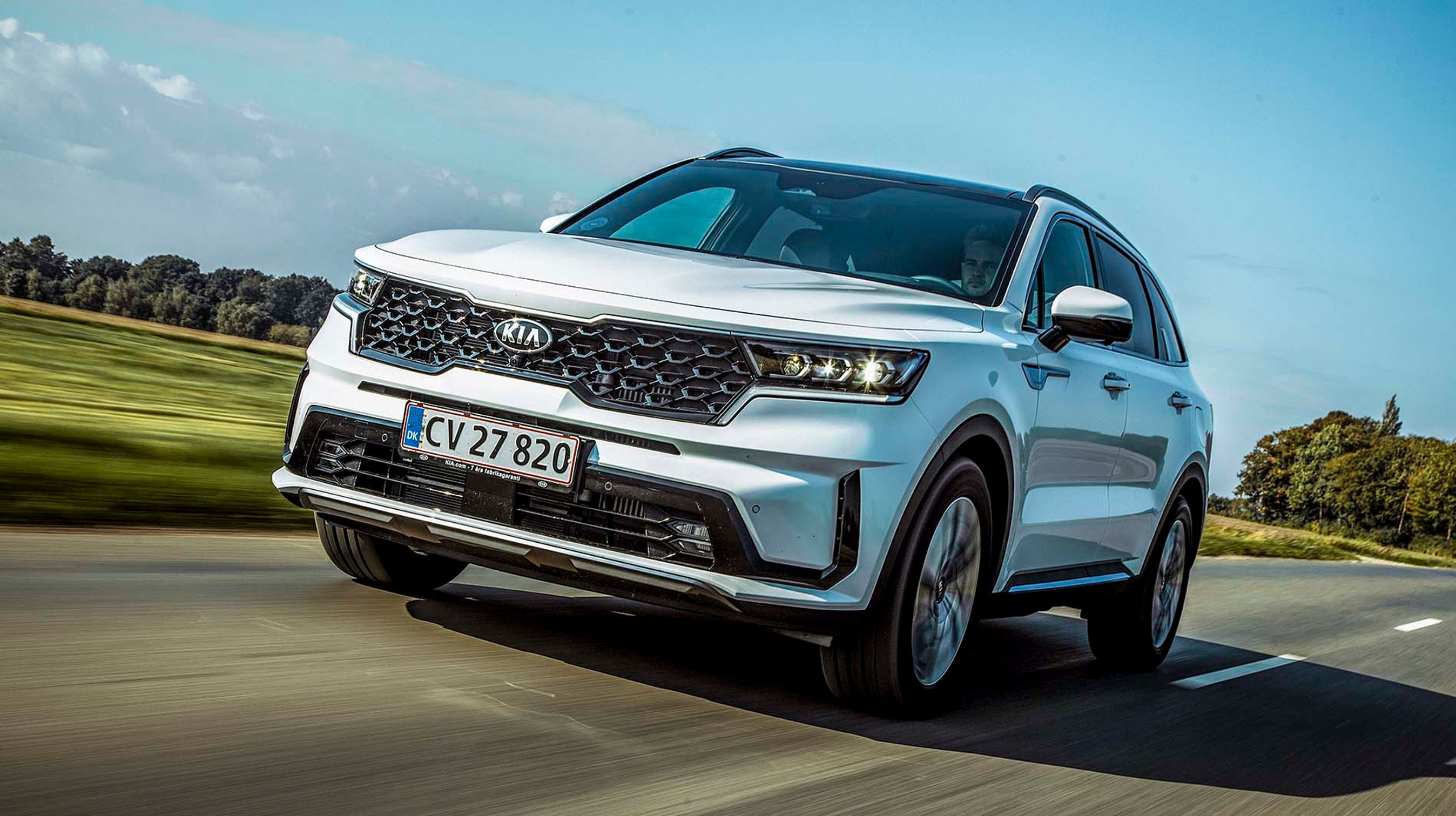 Kia Sorento kommer nu i en helt ny generation med et nyt design, der lægger sig pænt op ad den linje, vi kender fra de mindre Kia-modeller.