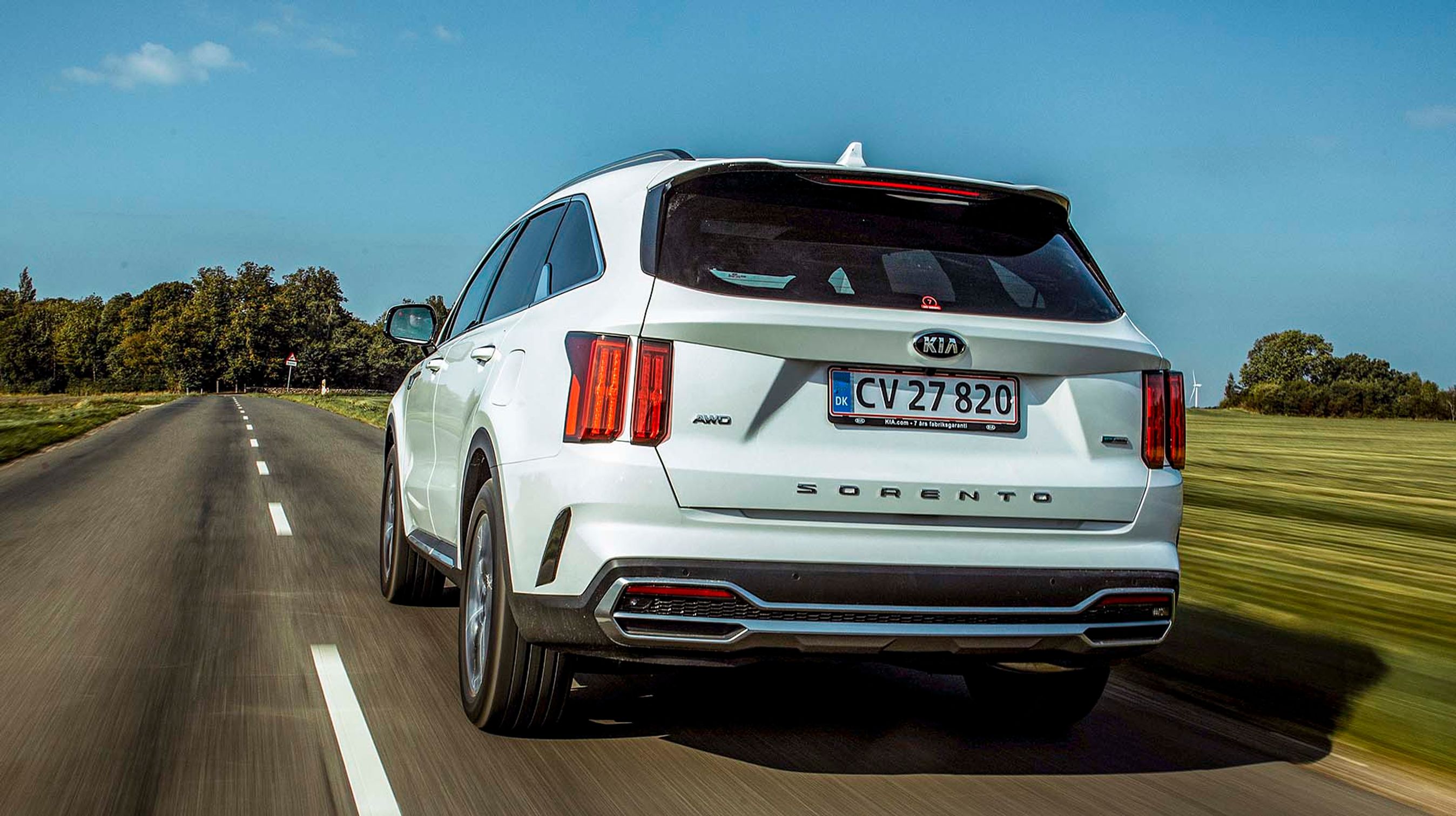 Bagtil er lygterne opdelt i to felter i hver side, og Sorento-navnet er sat med store typer på tværs af bagklappen.