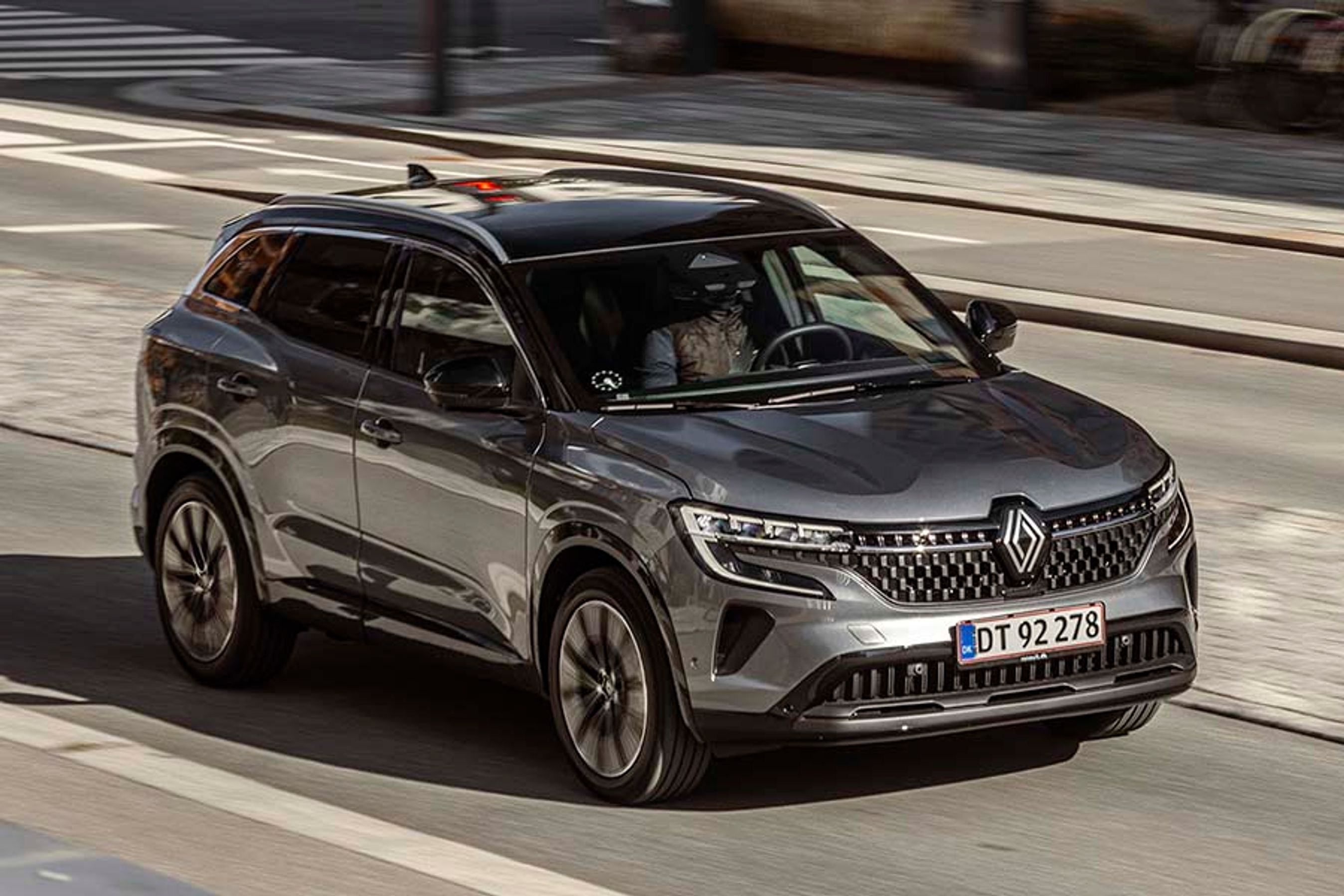 4. 56 Den grå metallak med sort tag er ekstraudstyr til 16.500 kr., men giver bilen et flot udtryk. Glastag koster 10.500 kr. ekstra.