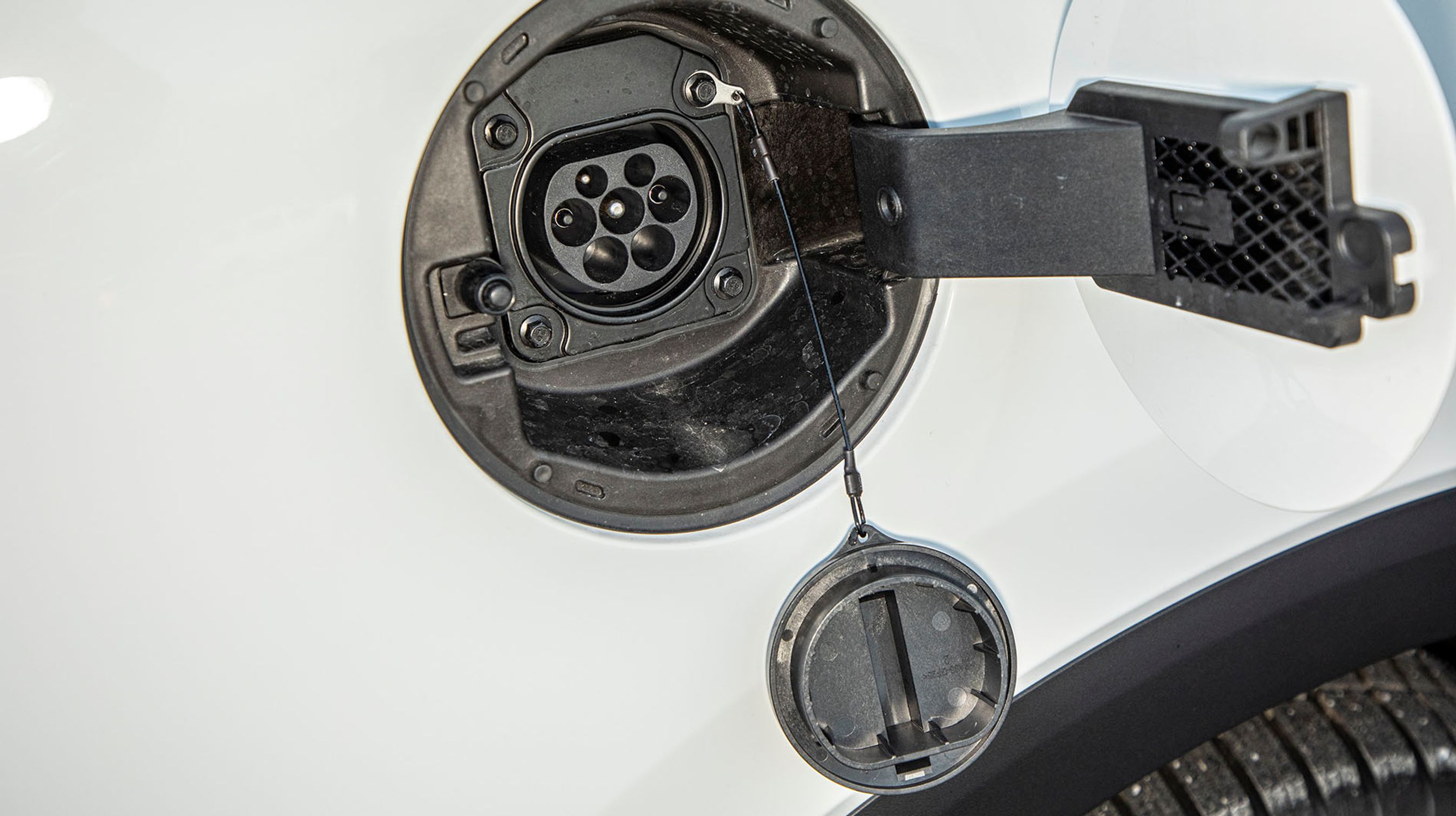 MG EHS kan kun lades med 3,7 kW, og det giver ret lange ladetider på op til fem timer. Ladestikket i MG sidder ved højre baghjul, og her skal man fjerne en plasthætte, hver gang man skal lade bilen op.