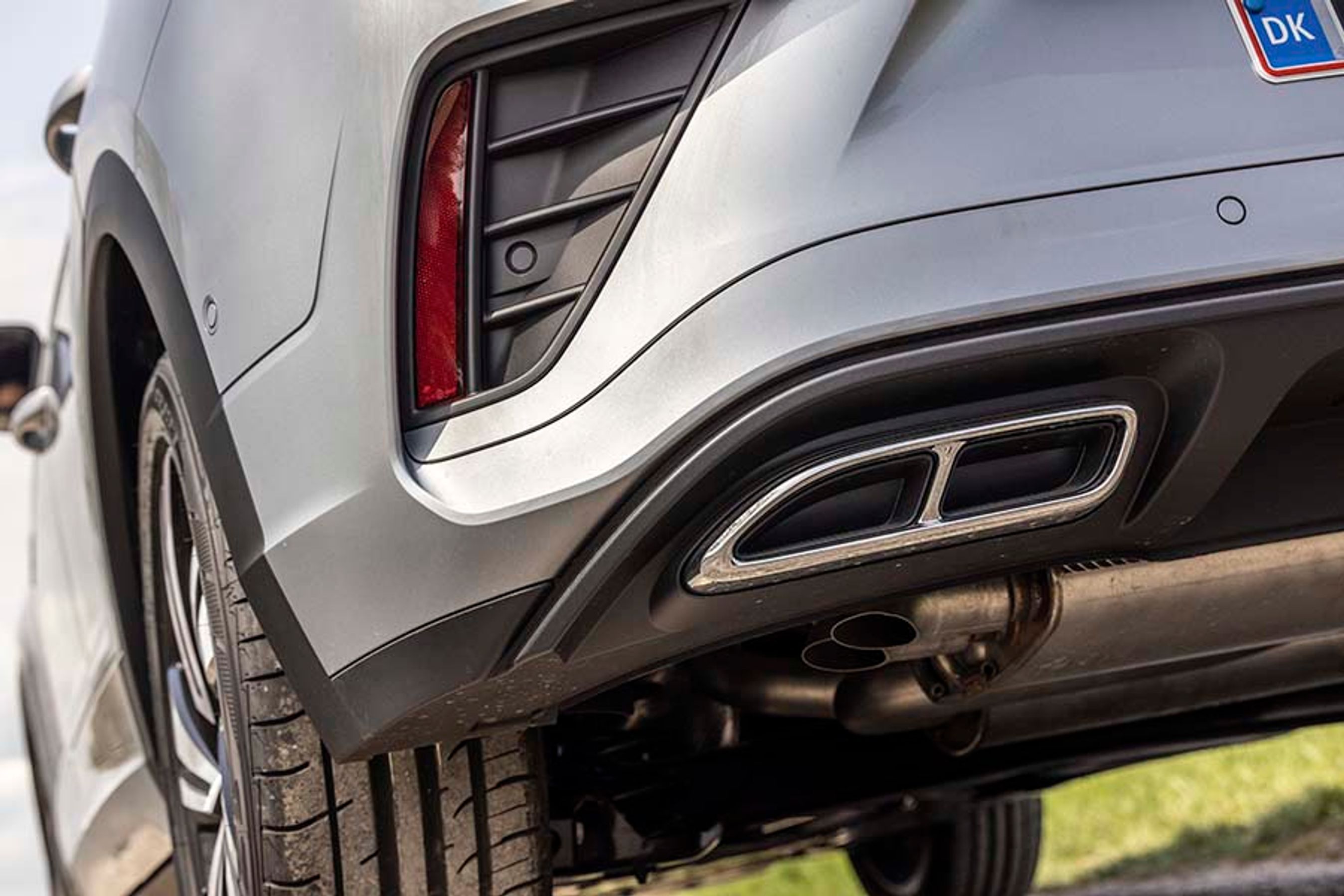 R-Line-udstyrspakken inkluderer mange små designdetaljer, som de falske udstødningsrør. Der er i øvrigt også et sæt i bilens højre side. Spøjs detalje i en tid med mere fokus på klima.