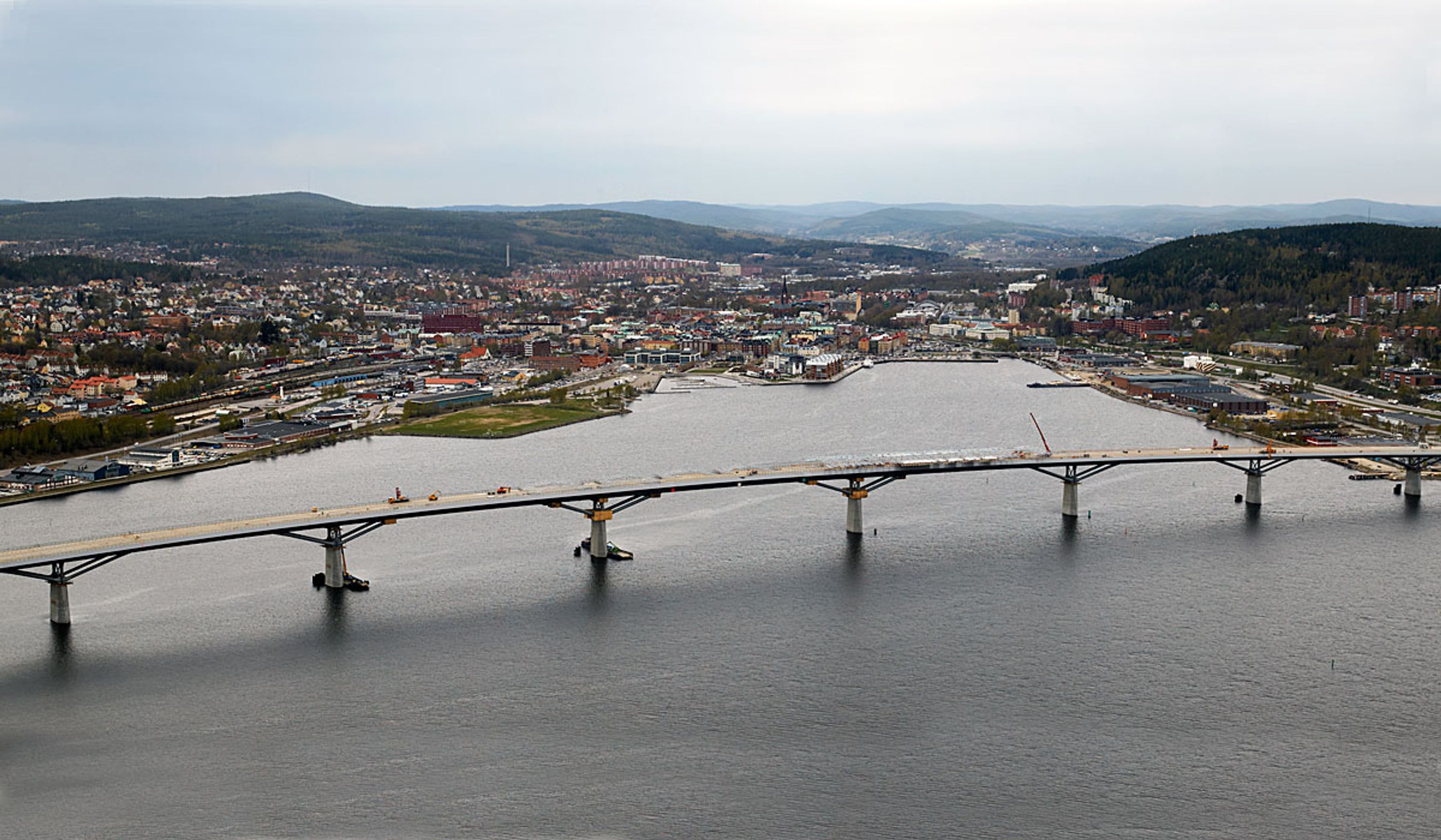 Sundsvallbroen er 2,1 km lang.