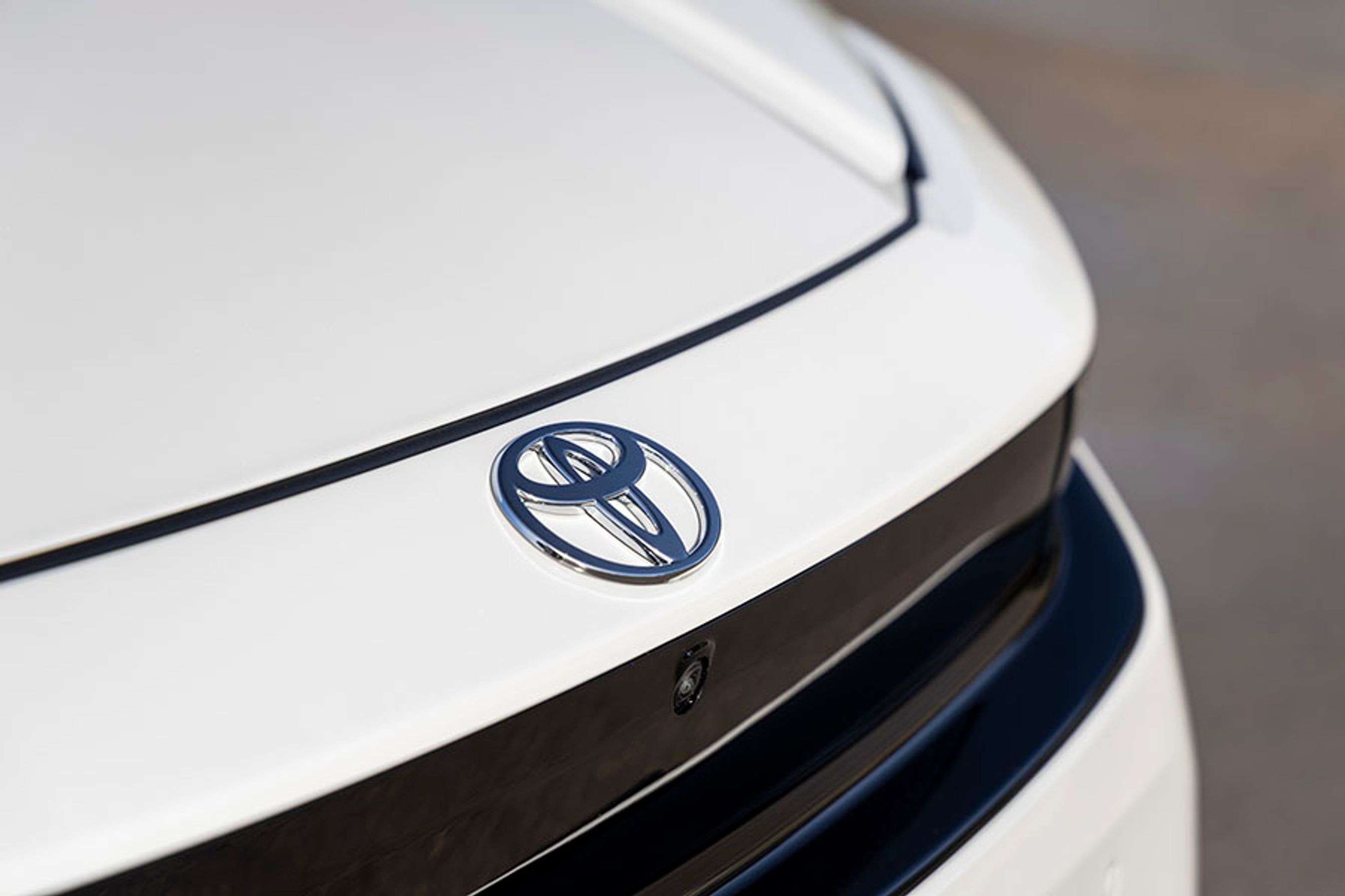 Der er fine Toyota-logoer på bilen, men sandheden er, at Urban Cruiser er bygget af Suzuki i Indien, og bilen sælges også som Suzuki eVitara.