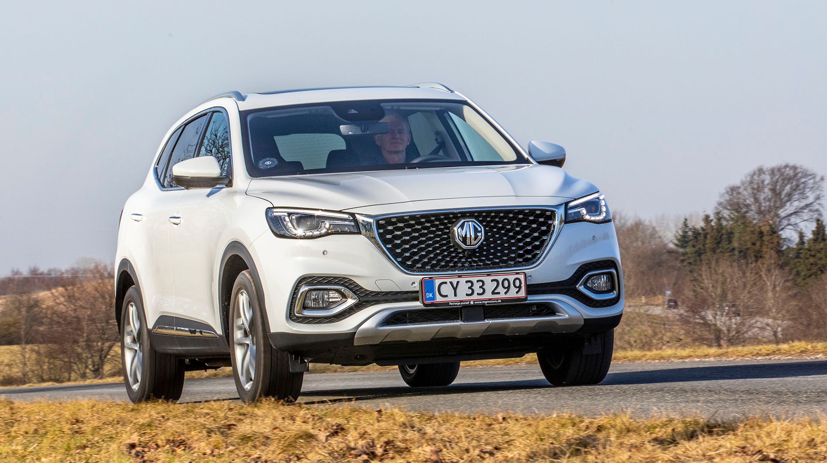 Plugin-hybrider er blevet meget populære i Danmark, da de både kan køre på el og benzin. Vi har her testet MG EHS Luxury, som byder på mange gode detaljer og masser af udstyr.