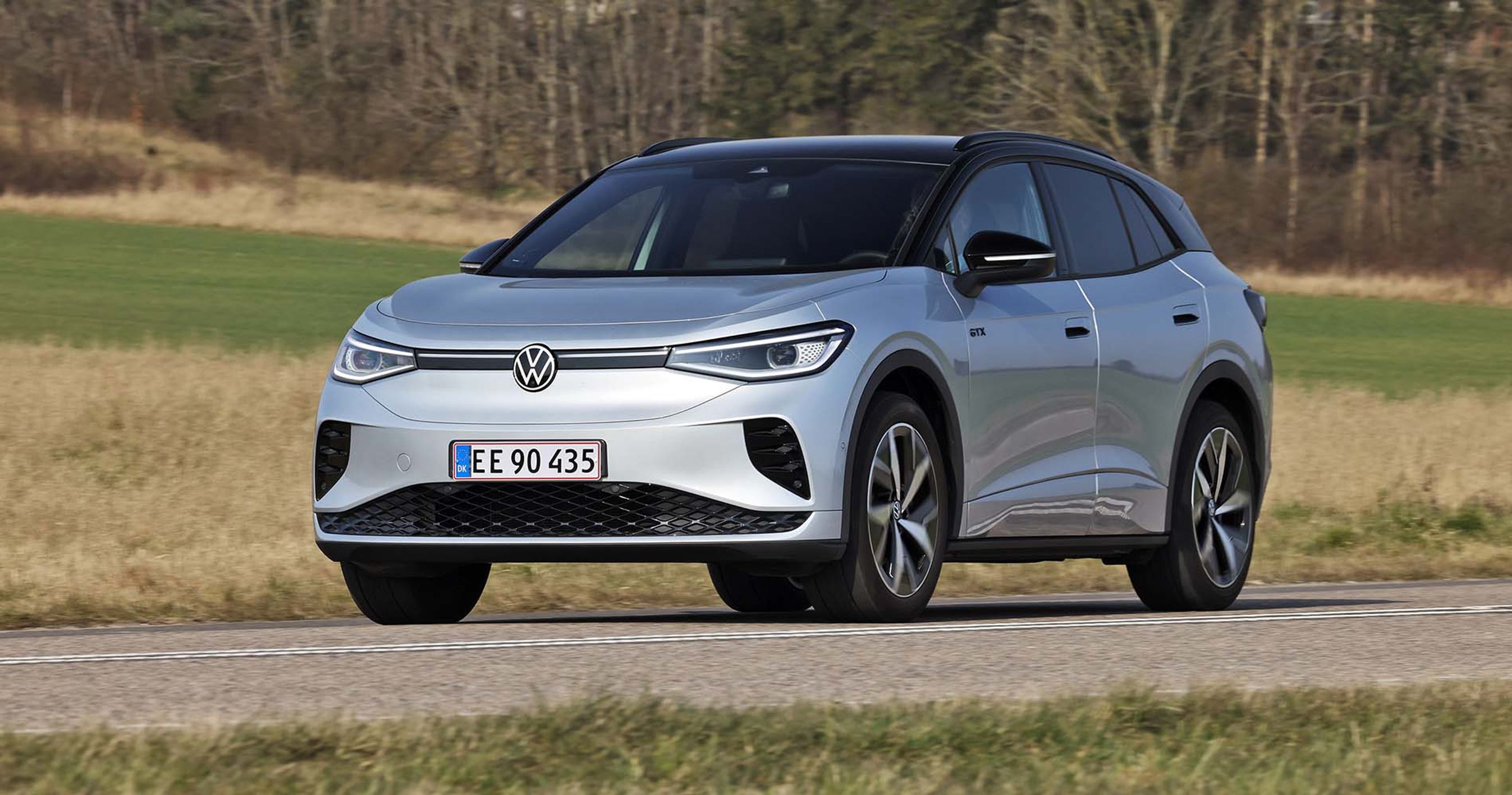 VW ID.4 GTX set forfra, mens den kører på landevej