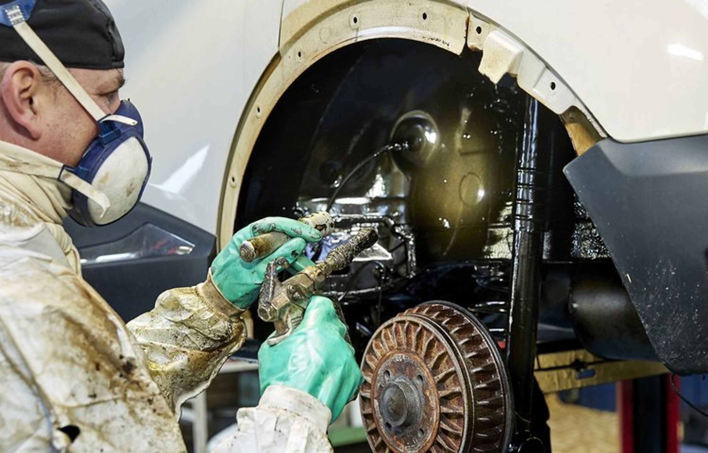 FDM medarbejder klargører bil efter rustbeskyttelse