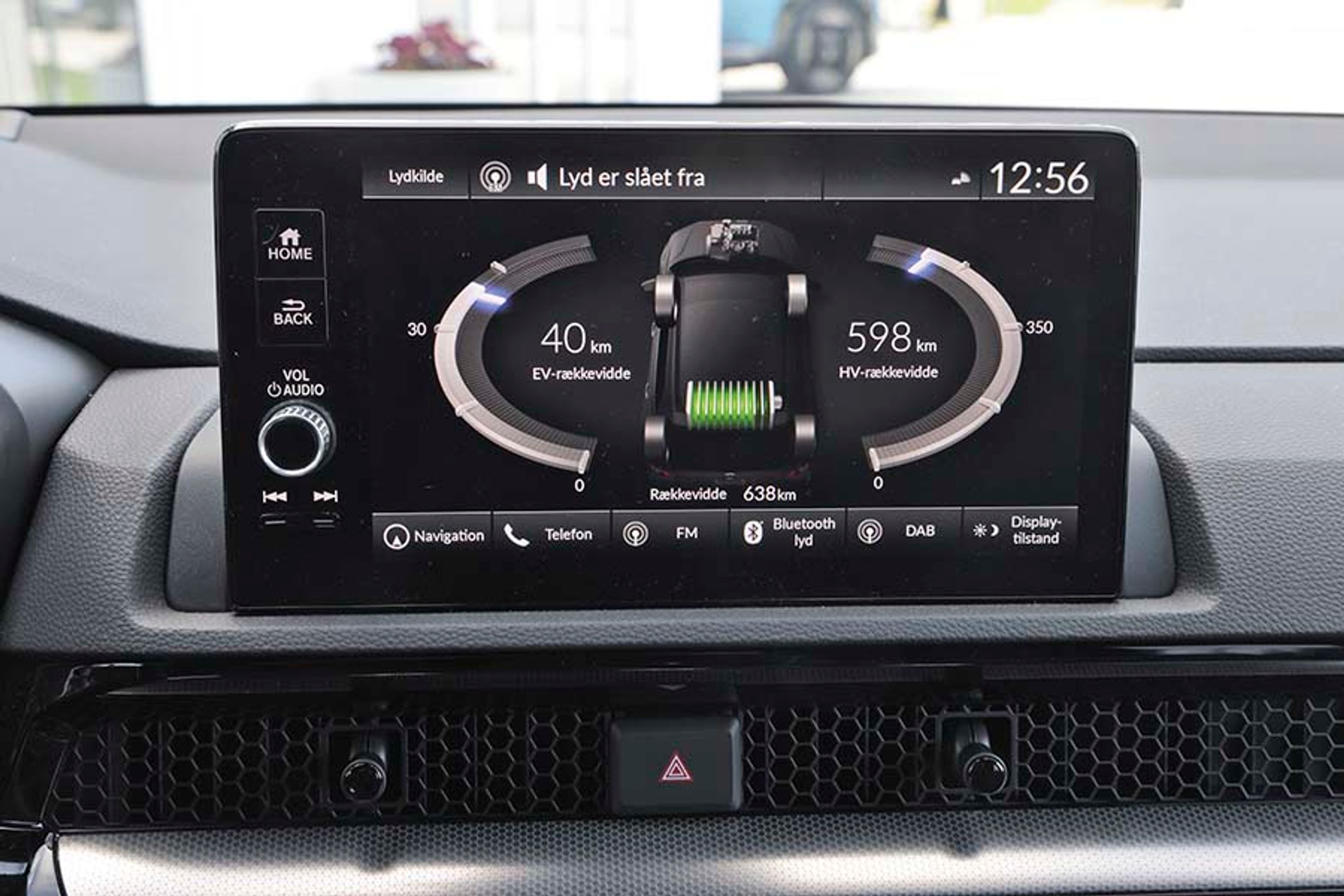 Alle menuer er på dansk, og en af menuerne giver løbede indblik i, hvor lang rækkevidde man har tilbage på hhv. el og benzin. Fuldt opladet kan bilen køre op til 82 km på el alene.