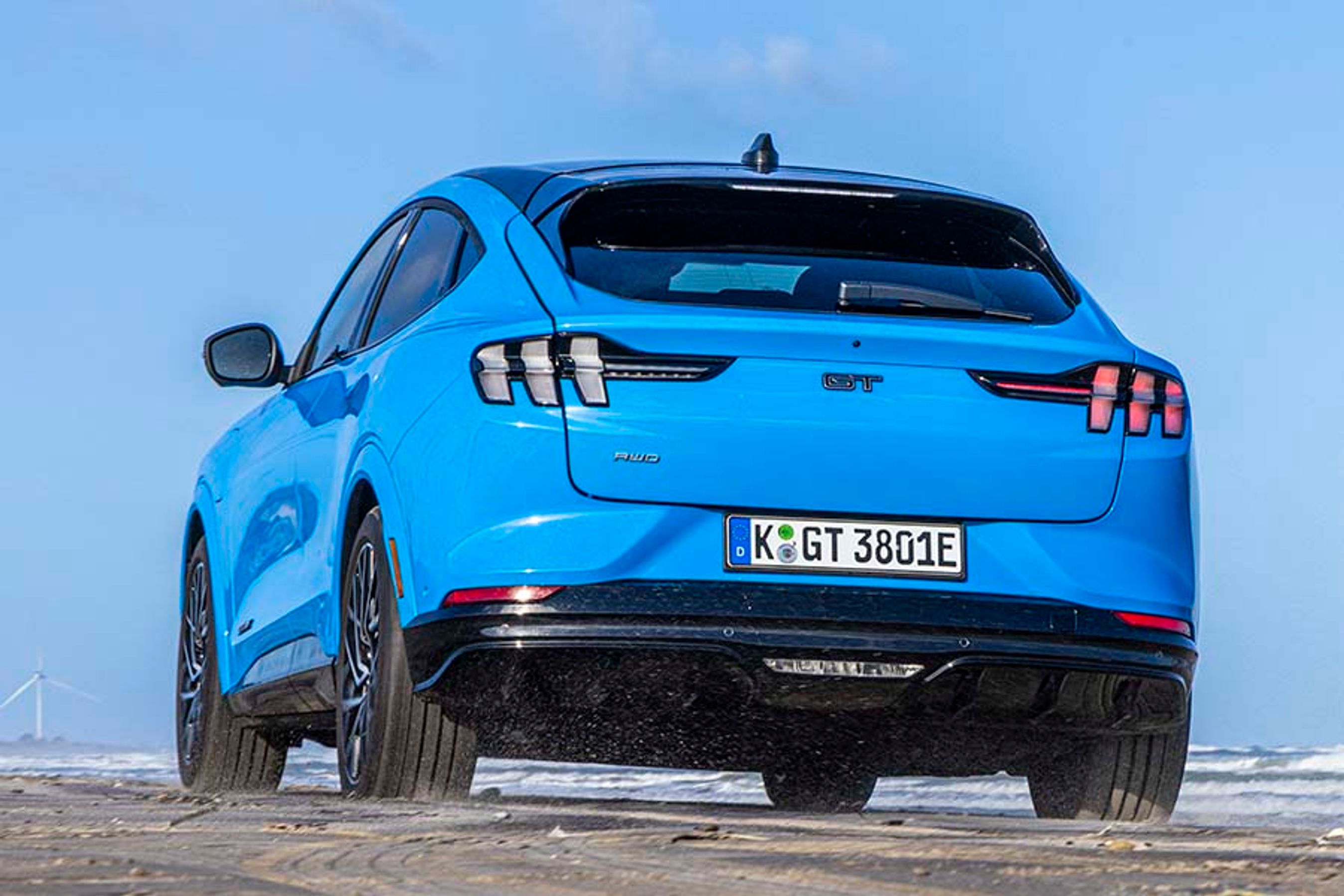 Det store GT-emblem på bagklappen fortæller, at her kommer en hest i vild galop. GT-udgaven er altid med firehjulstræk.