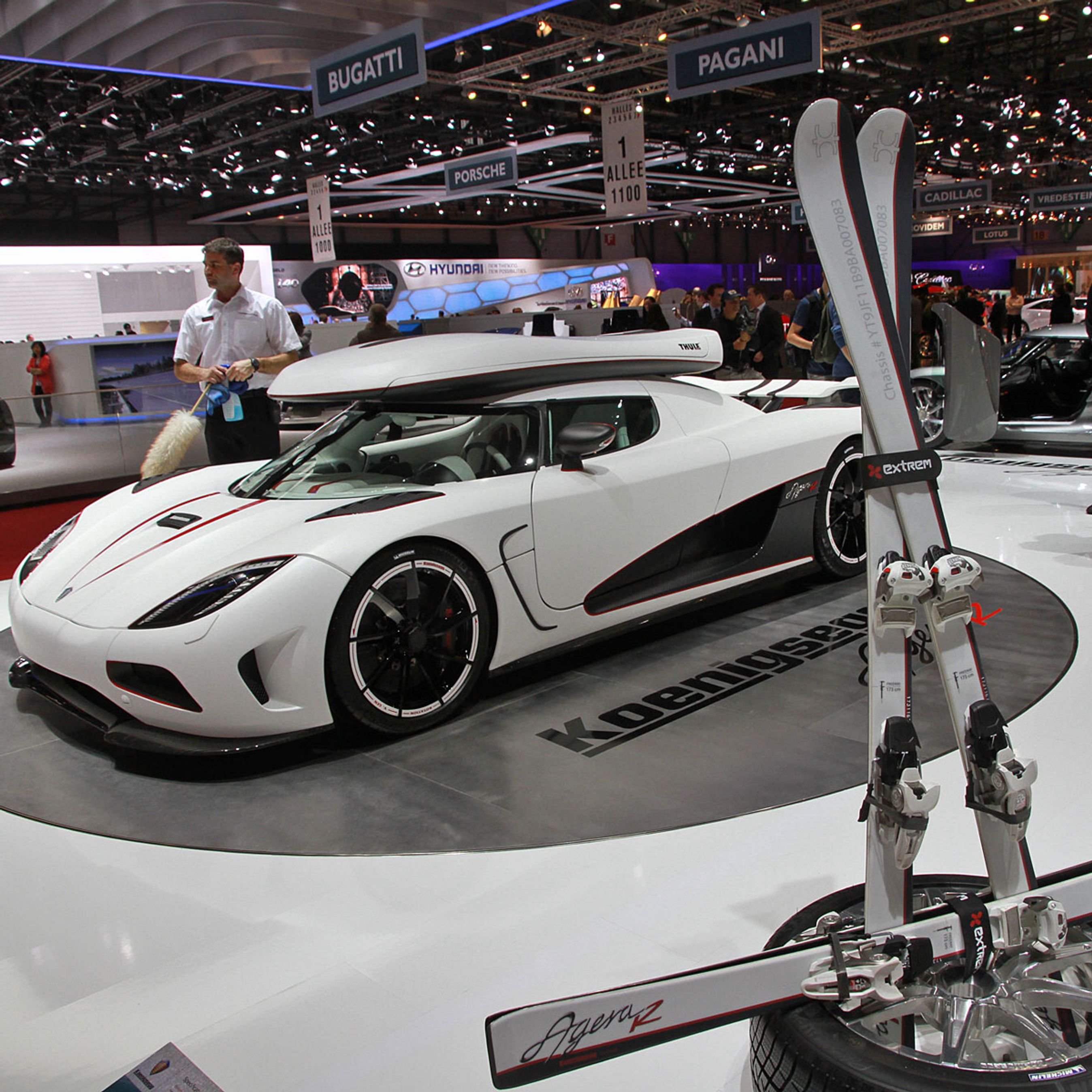 Udstillingsbilen har både den specialbyggede Thule-tagboks samt tilhørende slalomski med bilens stelnummer indgraveret.