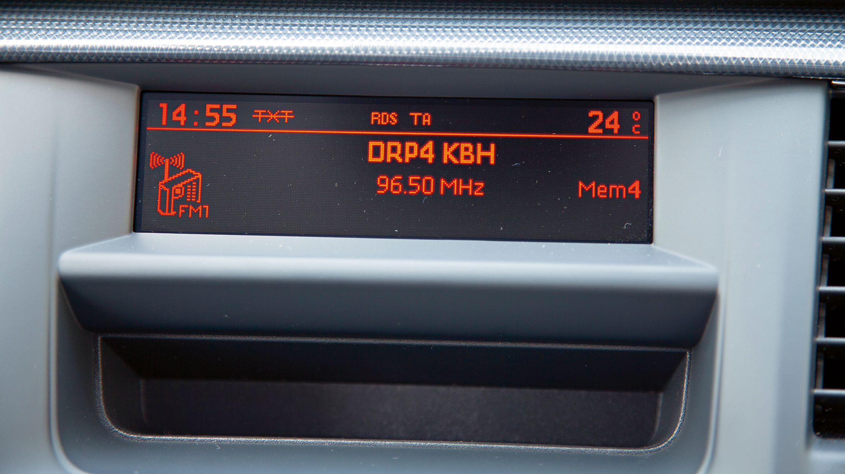 Et lille display i toppen af midterkonsollen fortæller om radioens indstillinger, tid og udendørstemperatur.