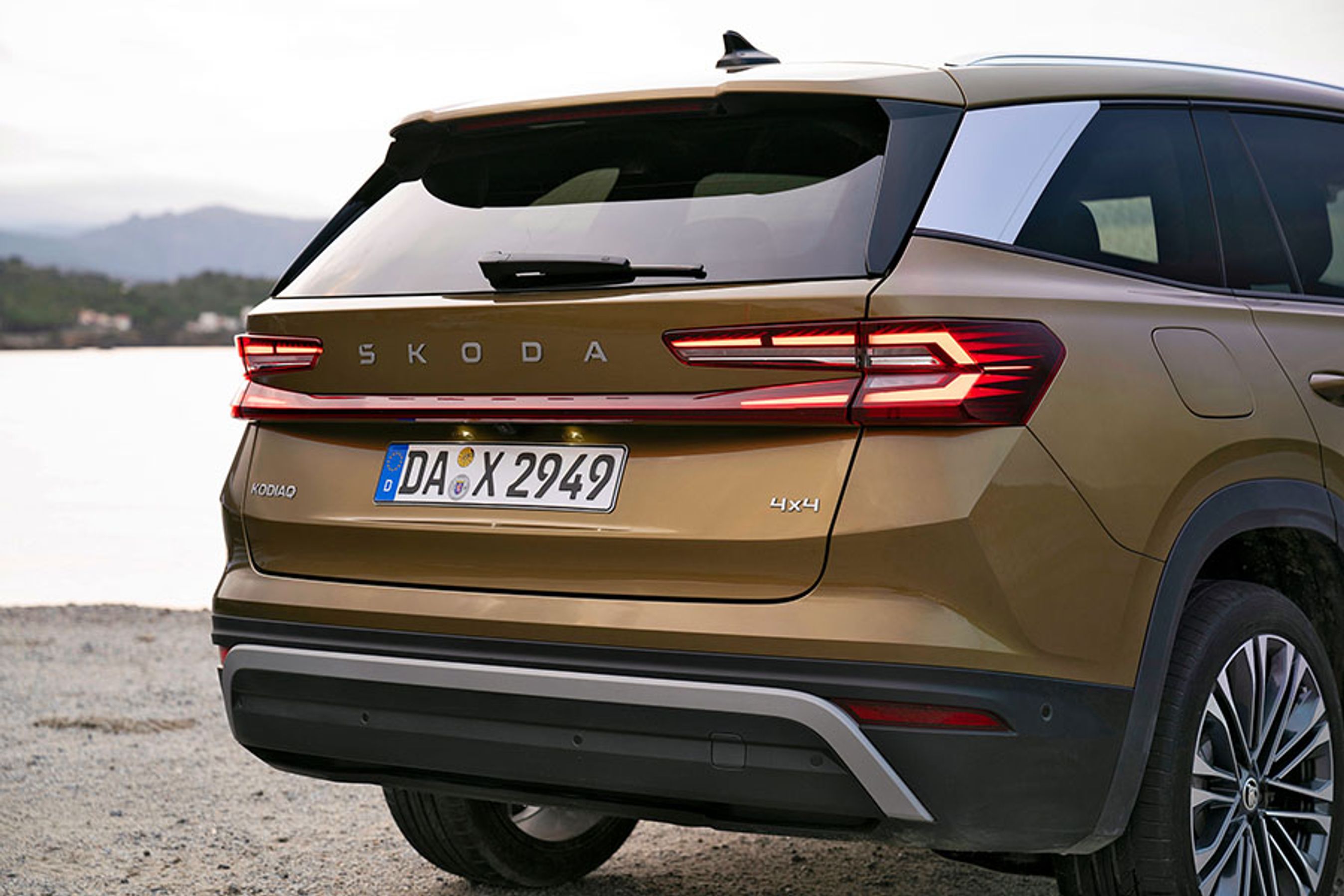 Bagklappen åbner til et bagagerum på 745 liter i udgaverne med blot fem sæder. Bagklappen er ikke elbetjent, men det fås som ekstraudstyr. 4x4 betyder firehjulstræk, som topudgaverne har som standard.