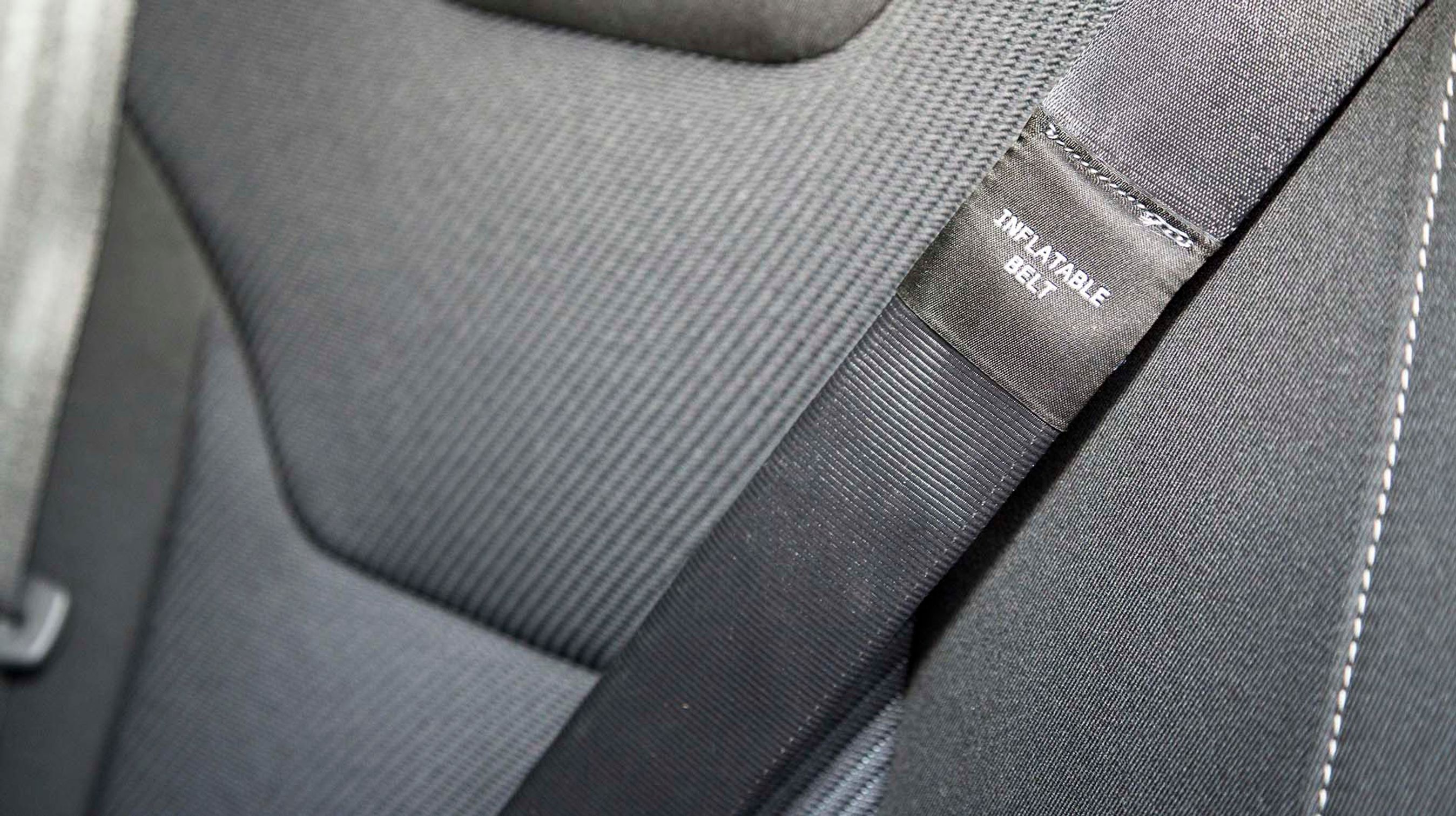 Bagsædeselerne fås med indbygget airbag. Det er smart, men begrænser antallet af brugbare autostole.