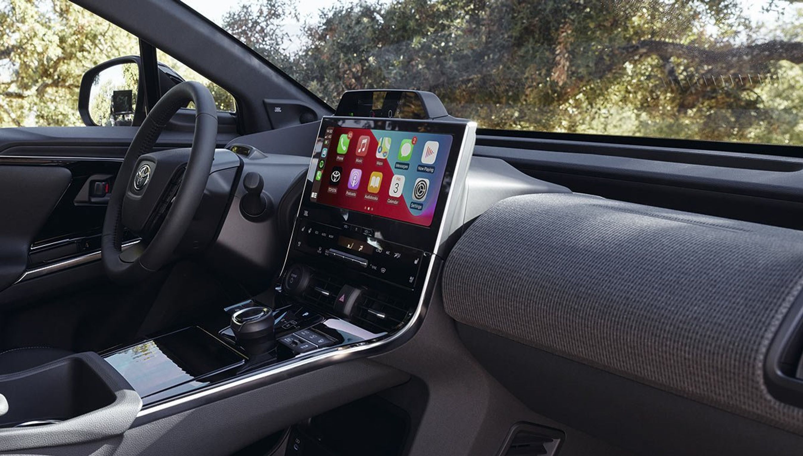Sådan har man aldrig set en Toyota før. Førerpladsen domineres af den meget store skærm og rene linjer.