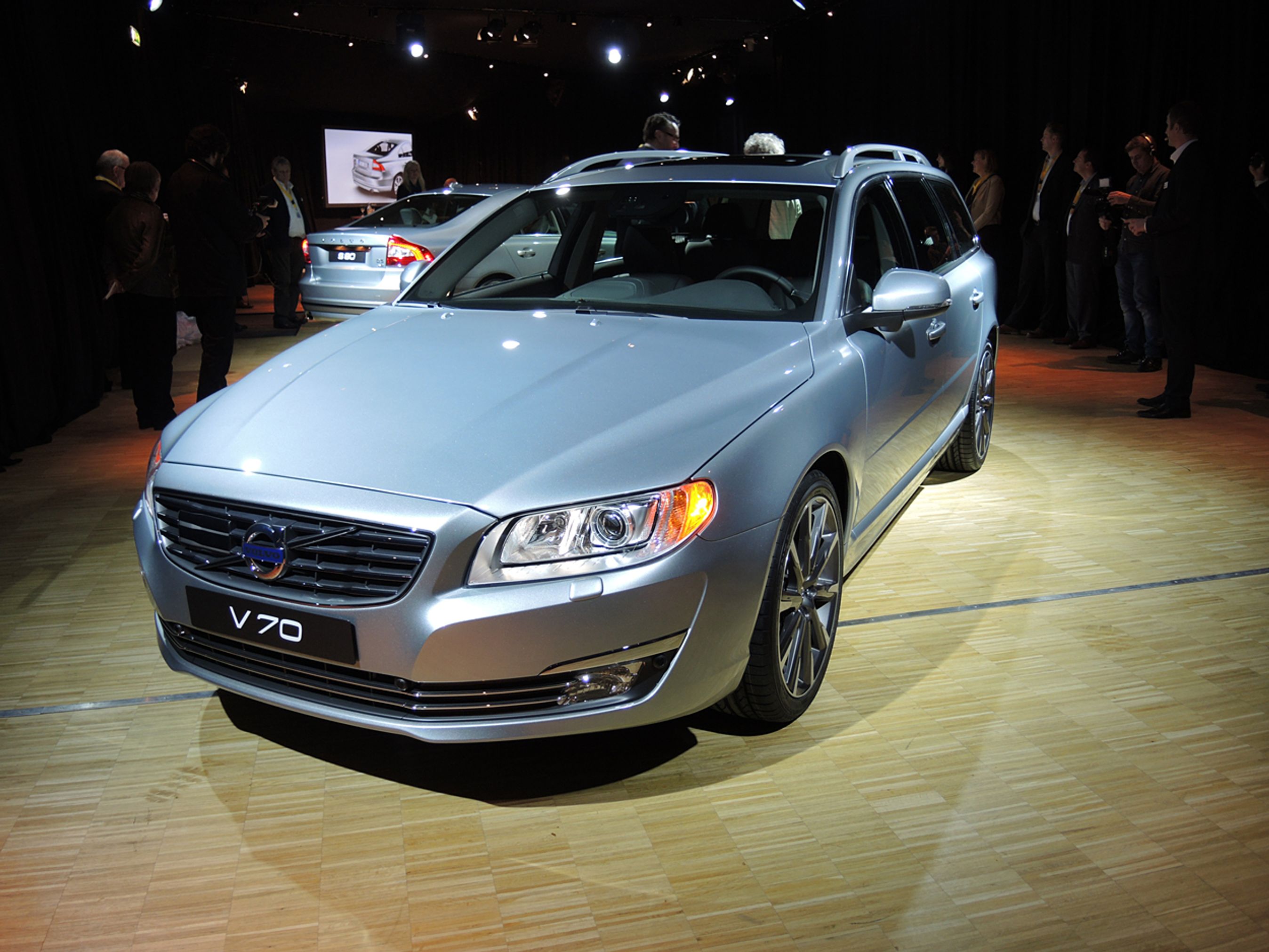 Den store stationcar, V70, har fået en markant skarpere front, der i øvrigt er helt identisk med den nye front på Volvo S80.