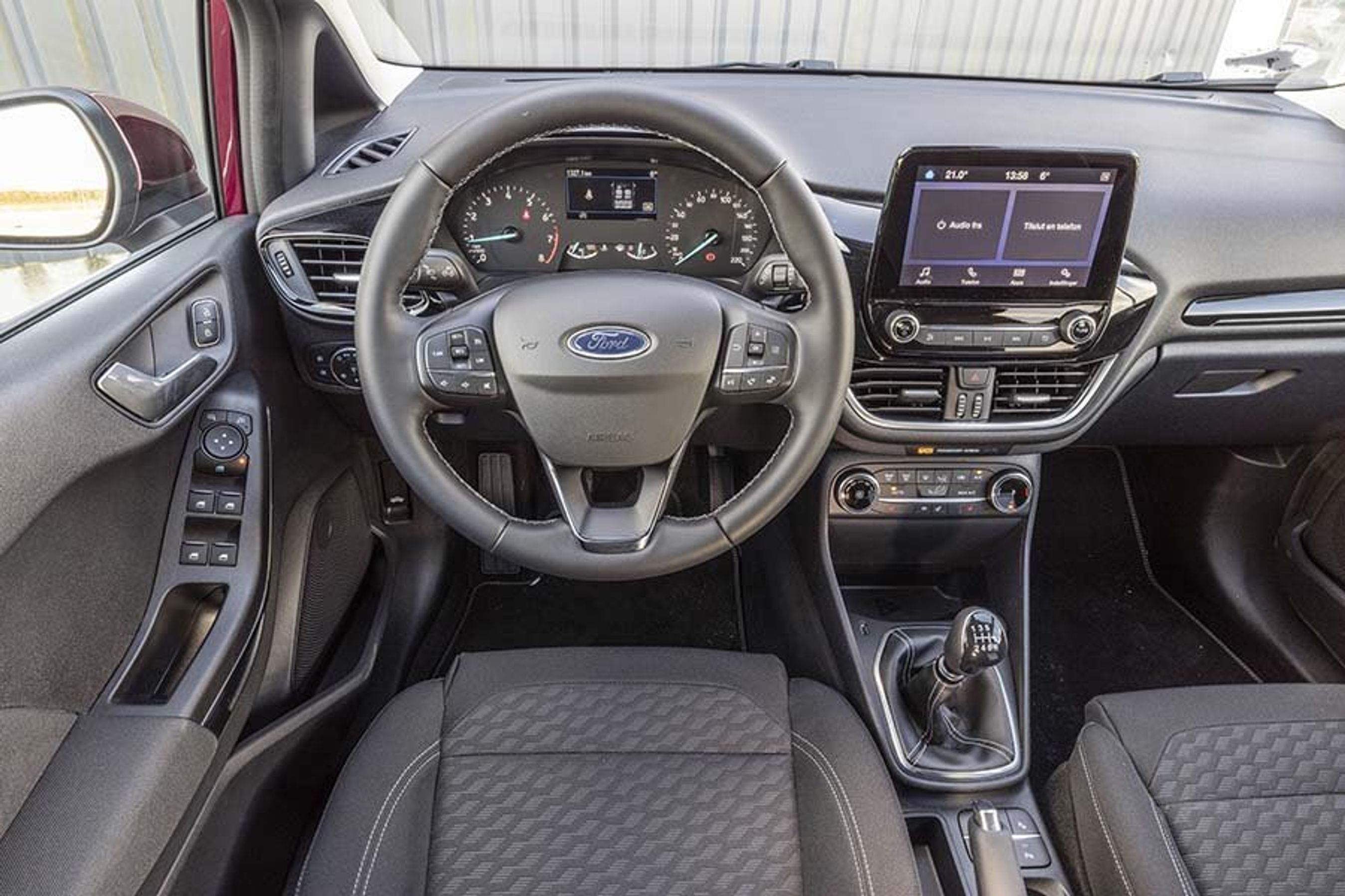 Instrumenthuset er analogt, men der er en stor skærm i midten