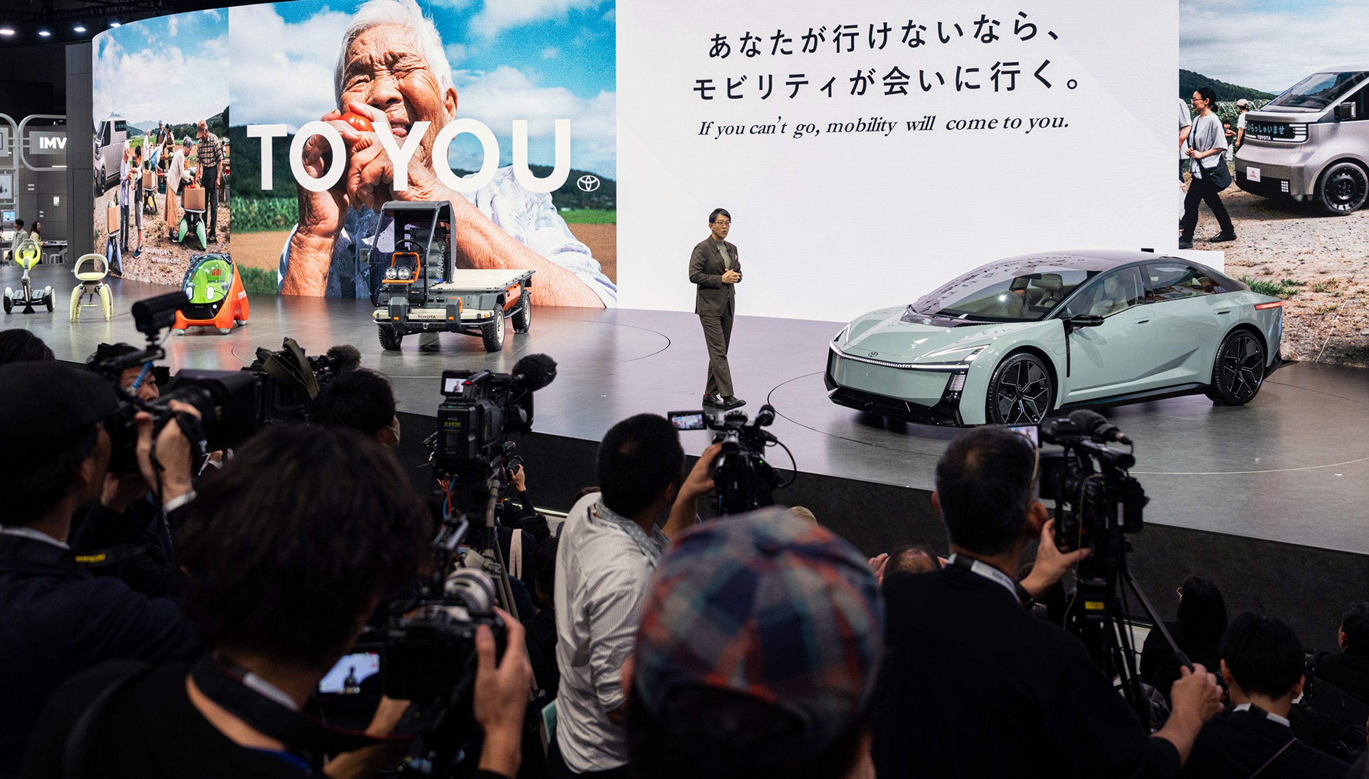 Sceneshow på biludstilling.