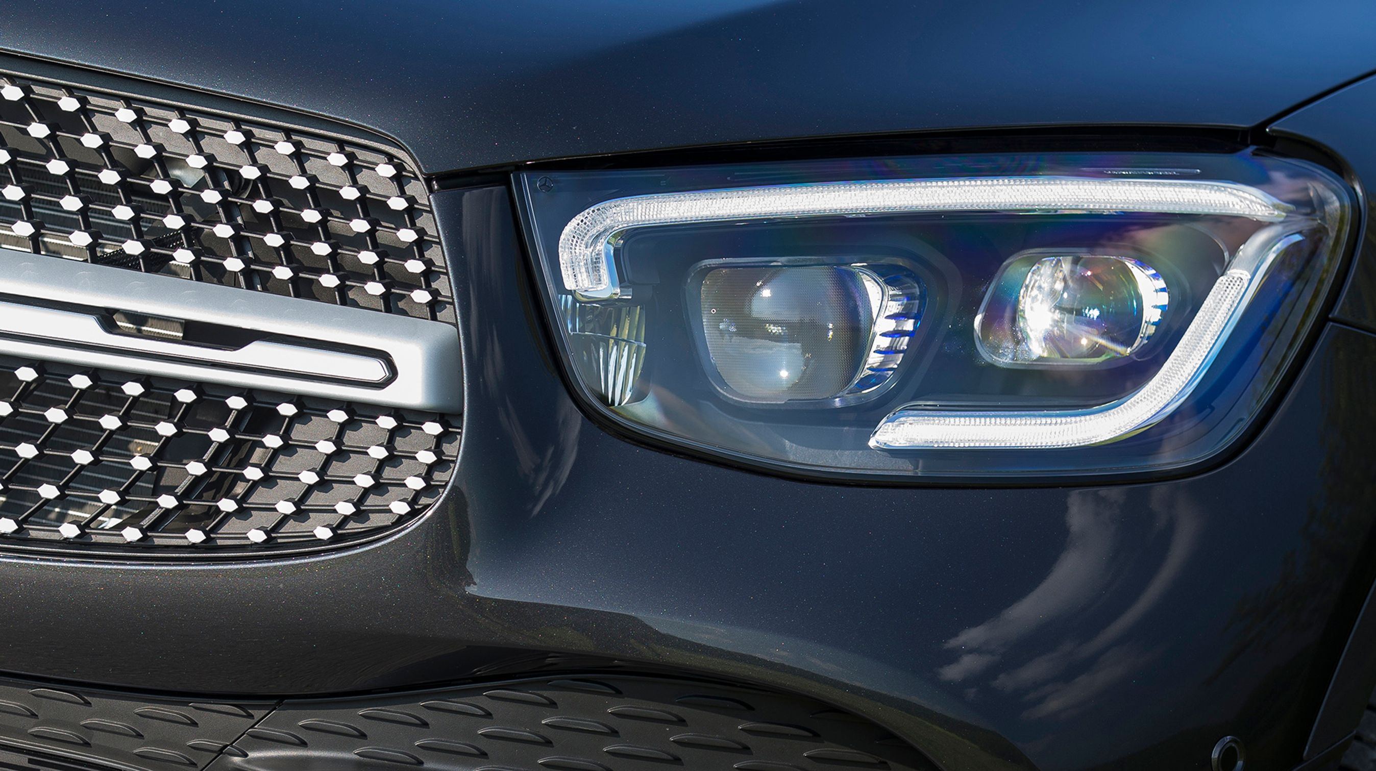 Alle udgaver af GLC har fået LED-forlygter, mens disse særlige Multibeam-forlygter er en del af de to udstyrspakker, man kan tilkøbe. De justerer lyset efter trafikken og giver et forbilledligt lys foran bilen.