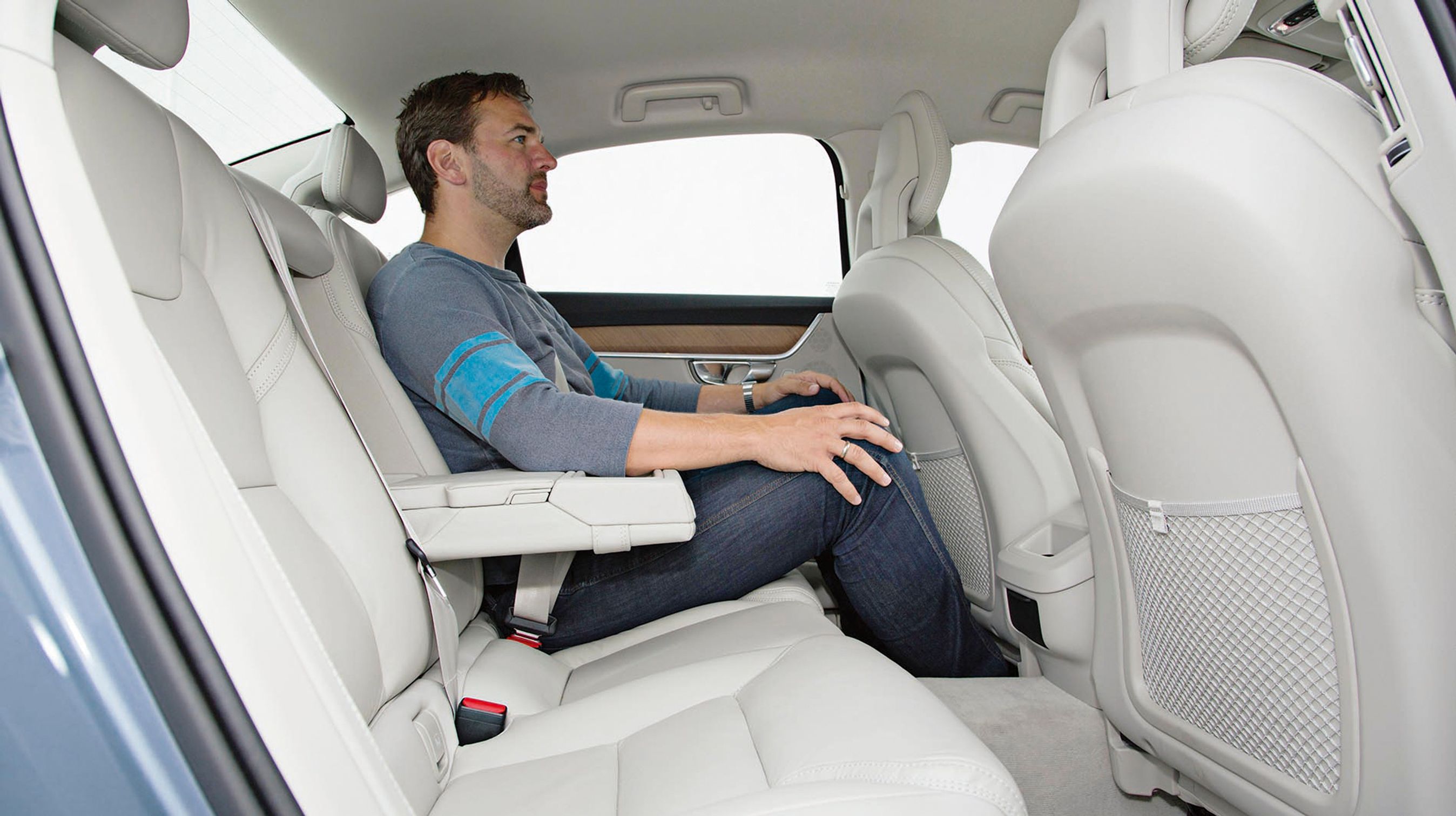 Der er god plads ved de to yderpladser. Loftshøjden er glimrende og knæpladsen fin, men midterpladsen er plaget af kardantunnellen.