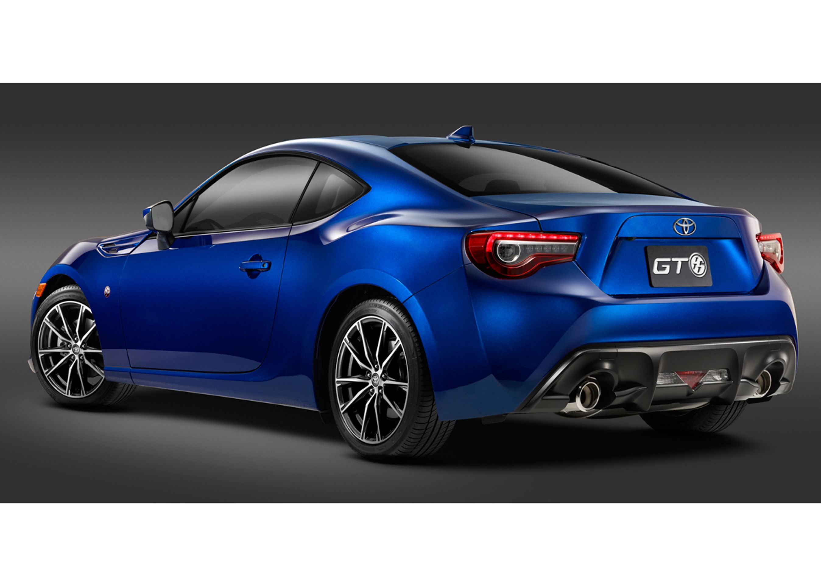 Den fornyede GT86 kendes bl.a. på nye baglygter og ny kofanger bagtil. foto: Toyota