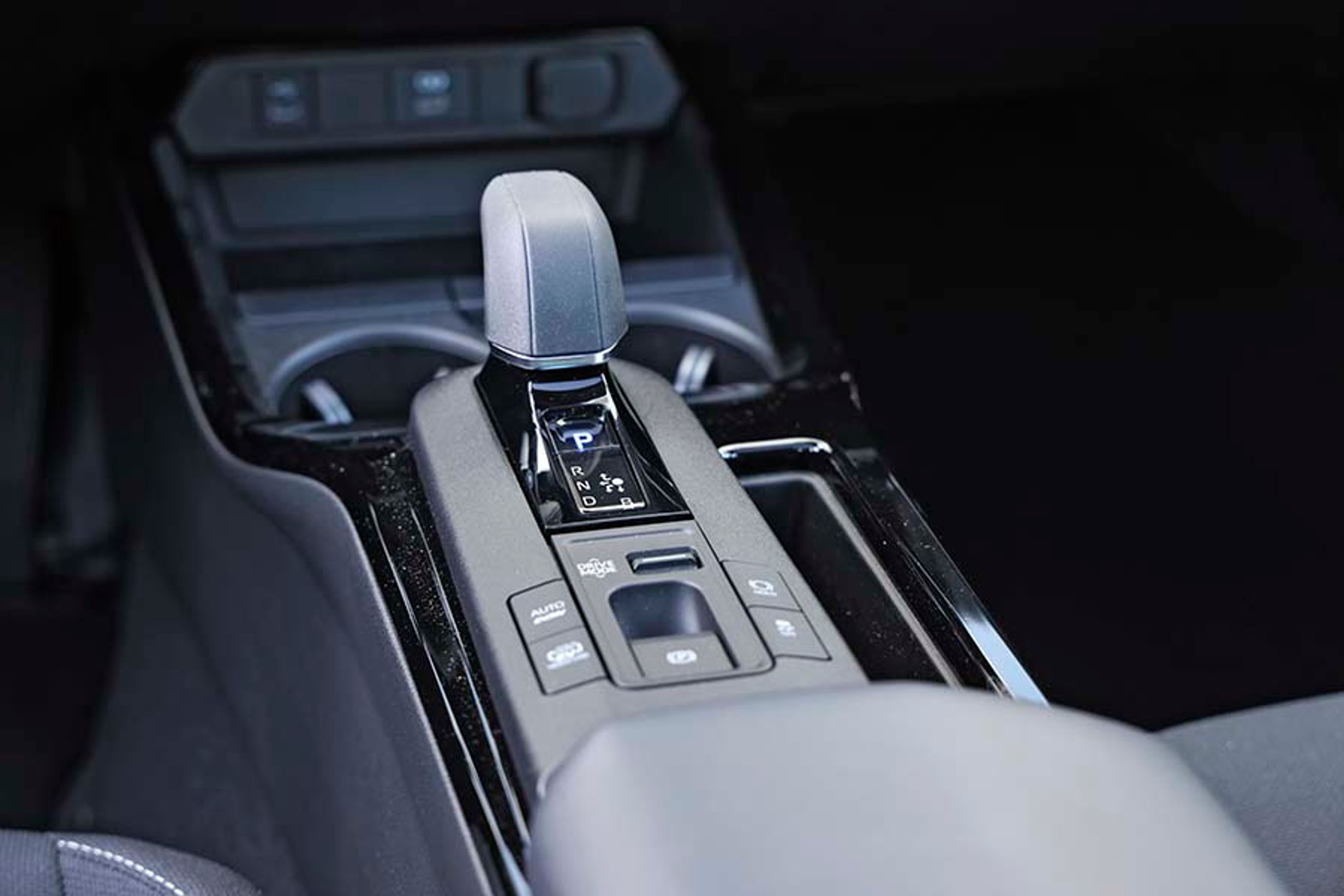 Gearstangen er elektronisk aktiveret og går selv i P, når førerdøren åbnes. Man kan vælge mellem flere køreprogrammer, og man kan og skifte mellem flere hybrid-indstillinger.