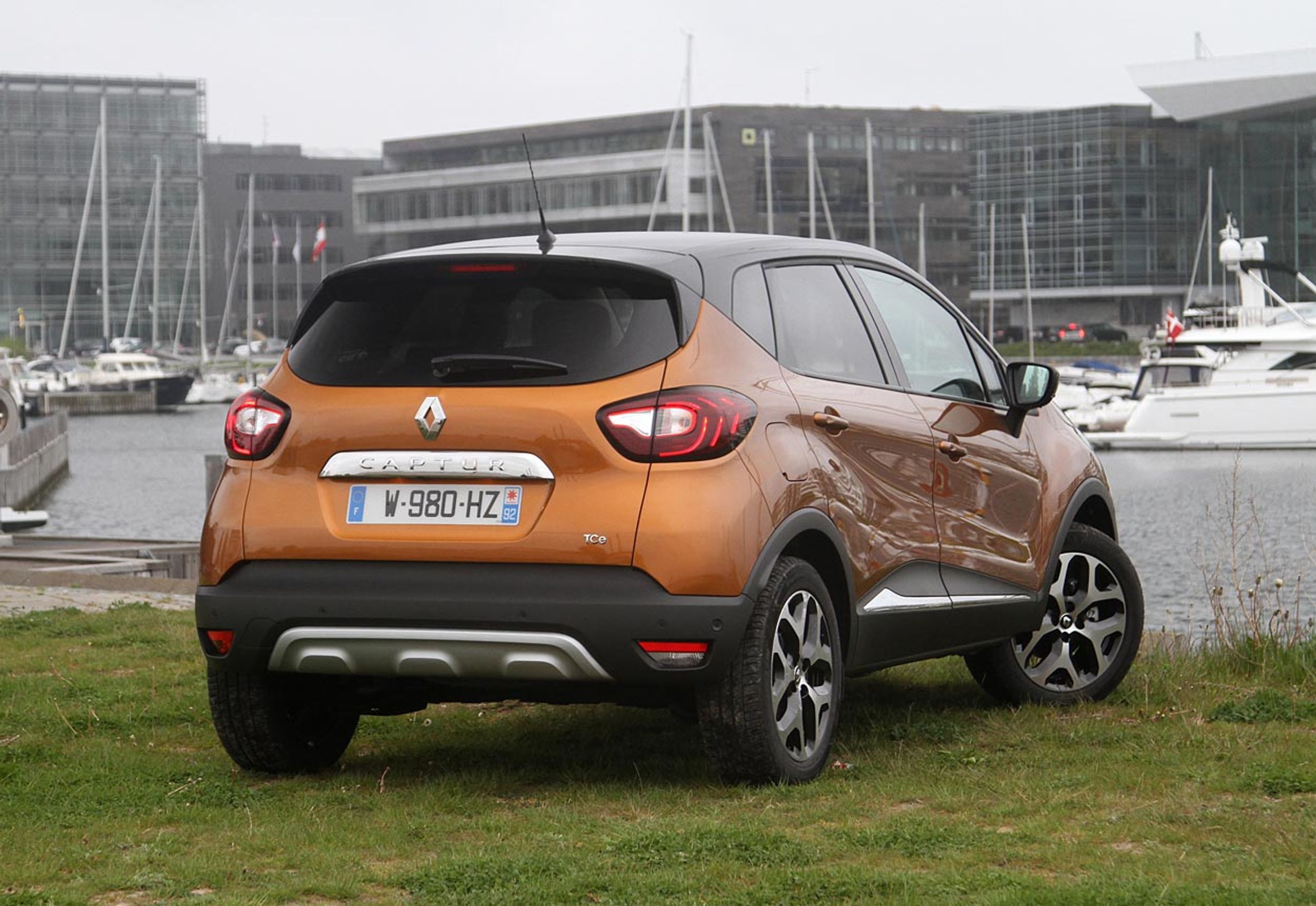 Såvel bagtil som fortil har Captur fået SUV-skjold. Det er mest af hensyn til designet. Foto: Torben Arent, FDM