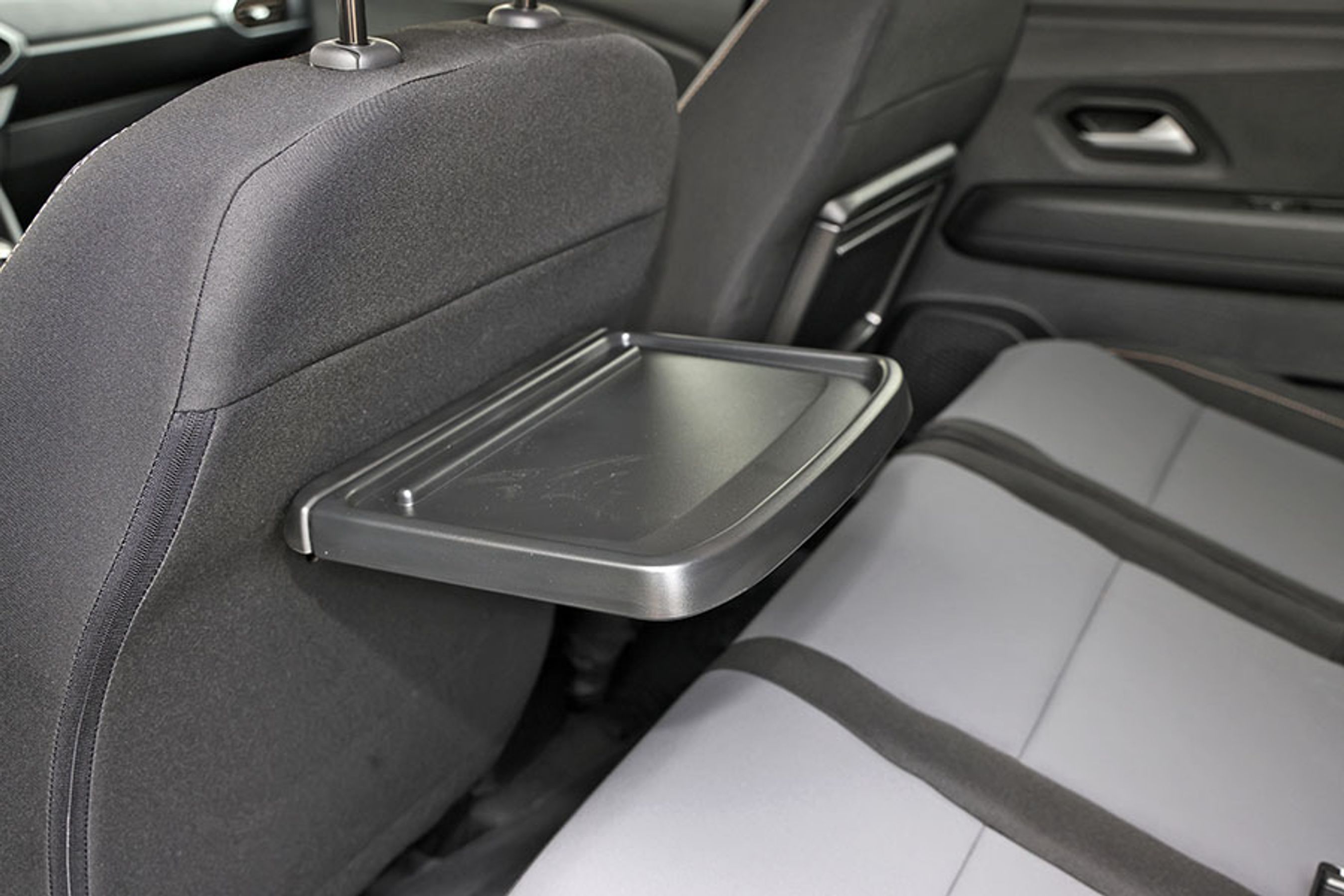 Der er flyborde bag forsæderne til gavn for de to yderpladser ved række to.