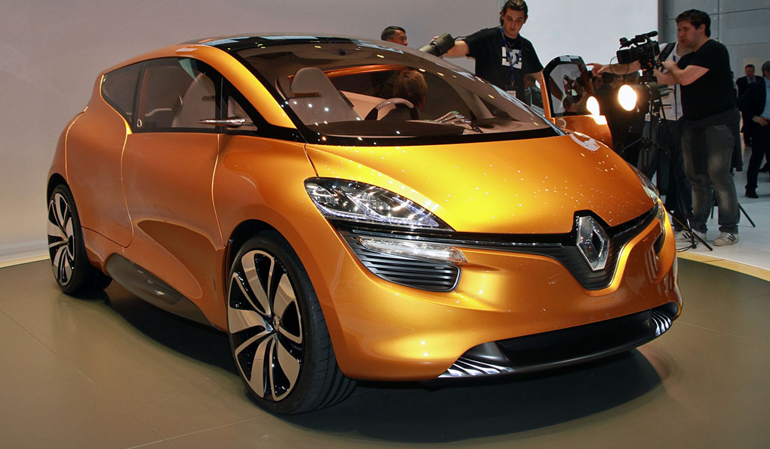 Konceptbilen R-Space viser fronten på den nye Clio.