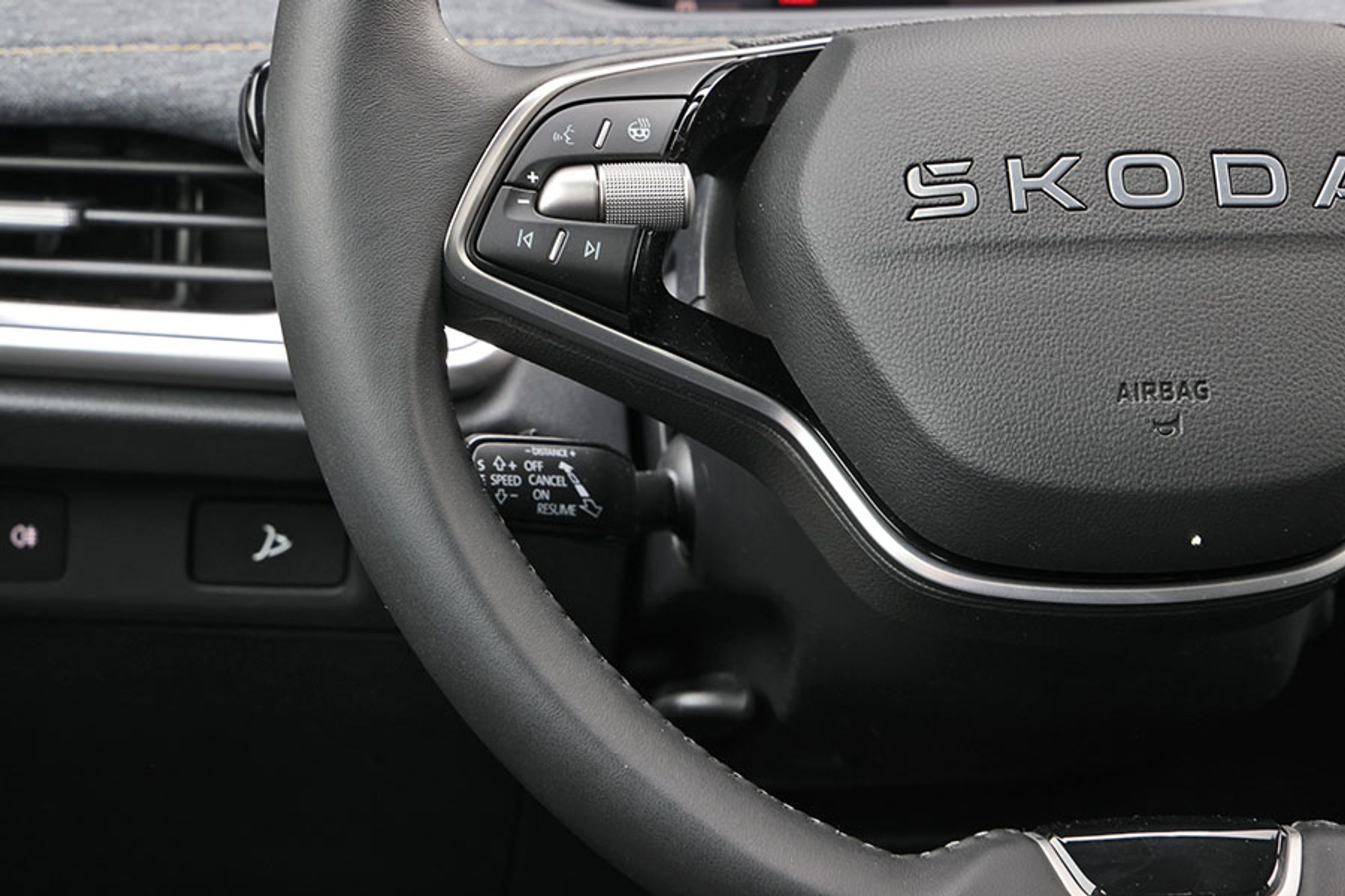 Fartpiloten styres via en stilk foran rattet, og det gør, at den er svær at se. Den er let at betjene for øvede, men usikker for uøvede, da den fjerner blikket fra trafikken