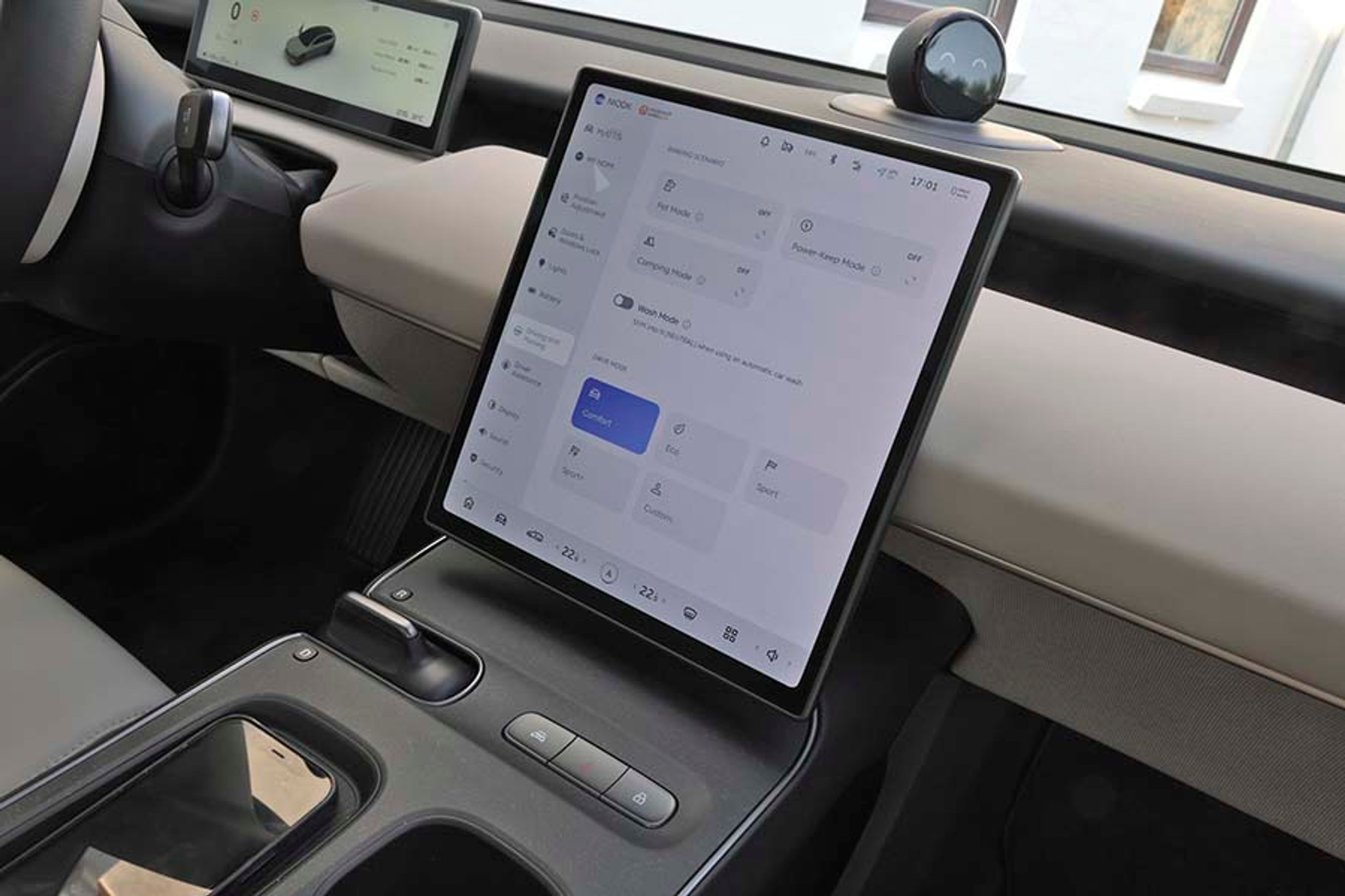 Der er en pæn nærmest kvadratisk skærm på 12”, og det giver et stort areal til at betjene bilen. Menustrukturen minder om det, vi også har set hos Telsa. Dermed er det let at indstille bilen, selvom man vænner sig til at bruge stemmestyring så ofte som muligt. 