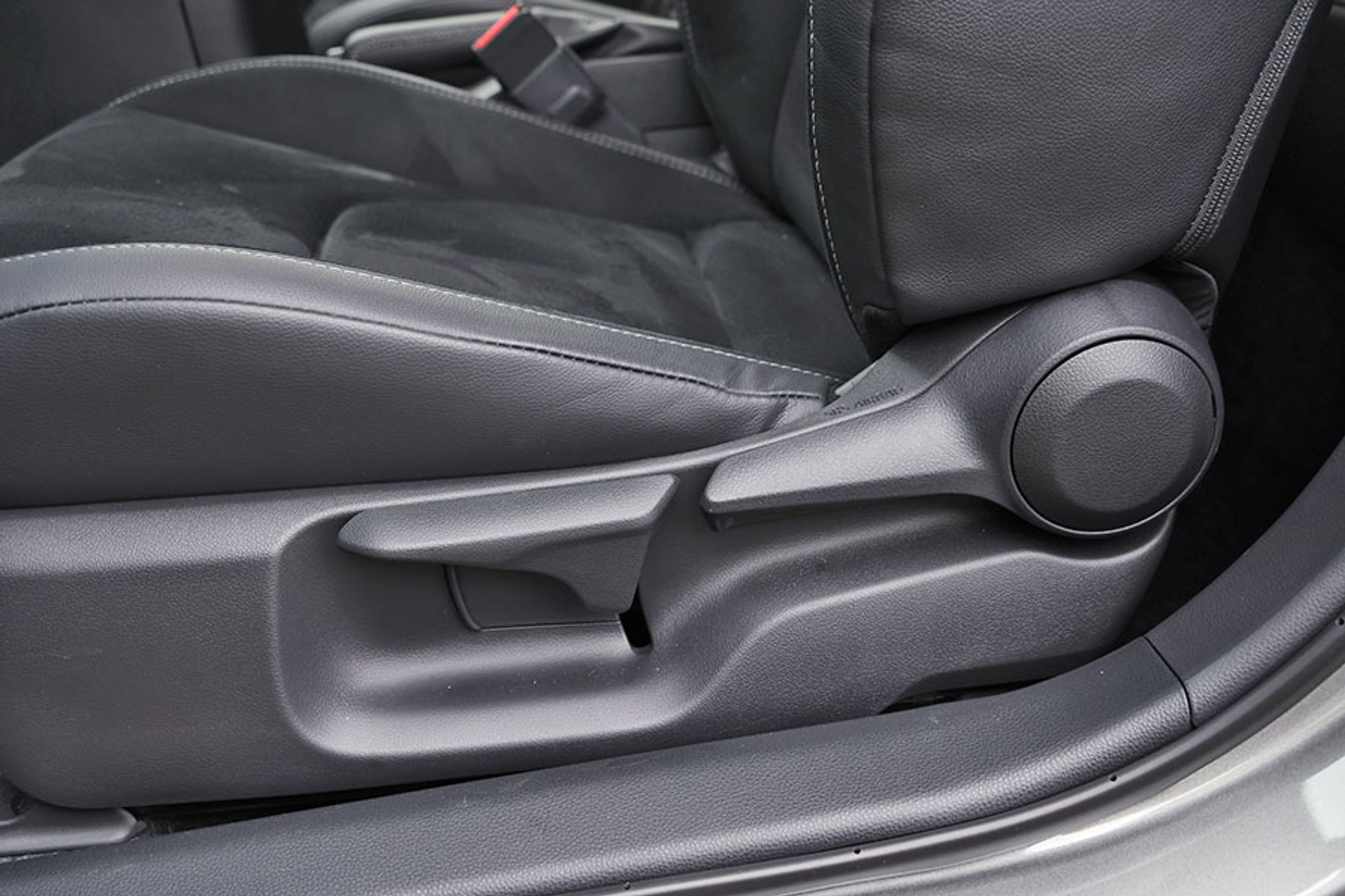 Man har altid siddet lidt højt i GR Yaris, og det er fy-fy i en sportsvogn. Man sidder tættere på jorden i den nye model, men reelt kunne vi godt tænke os lidt lavere sædeposition og en trinløs justering af ryglænet. Justering i hak er for upræcist og for dårligt i denne prisklasse. 