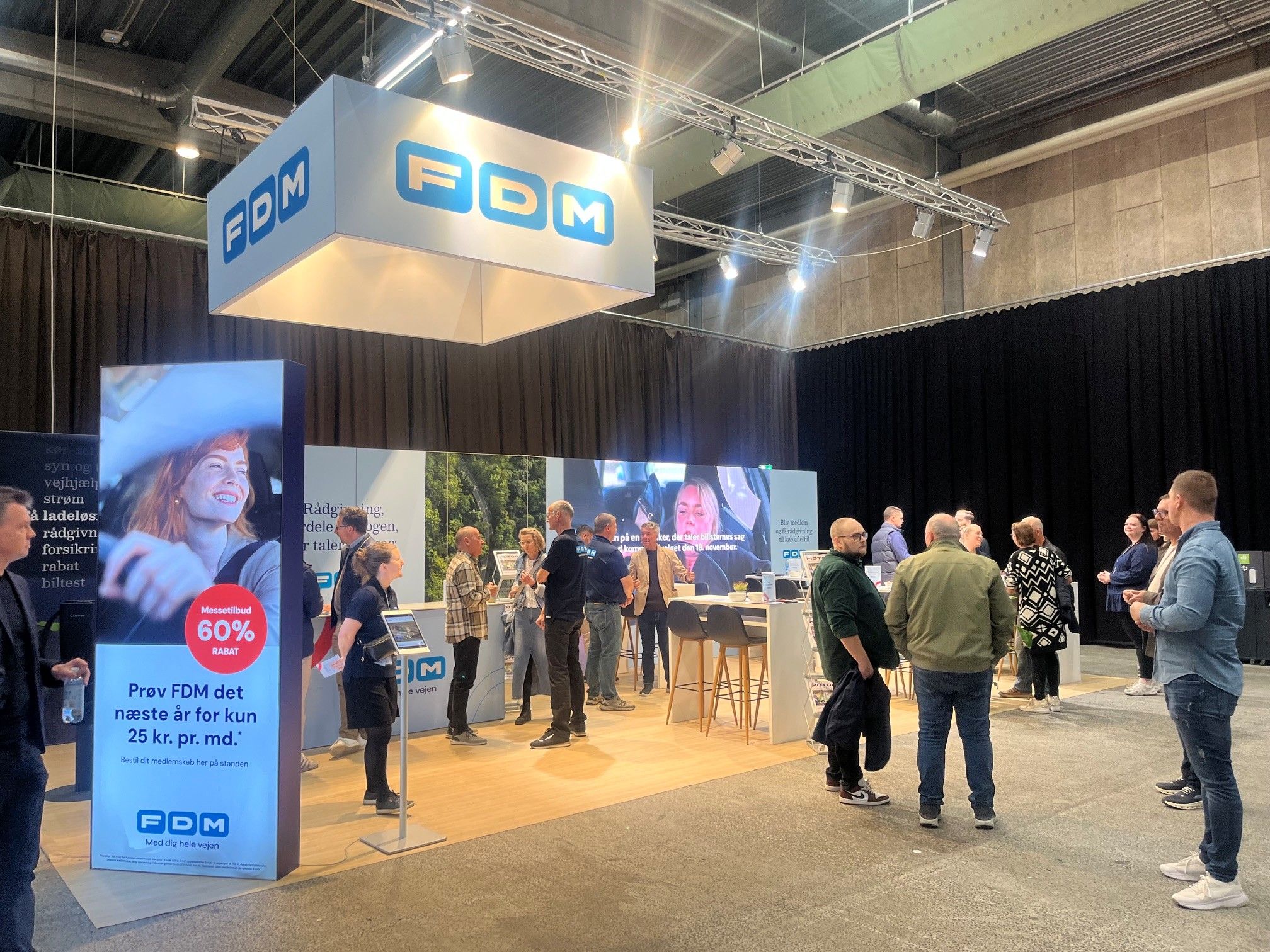 Mennesker omkring FDMs stand på elbilsmesse