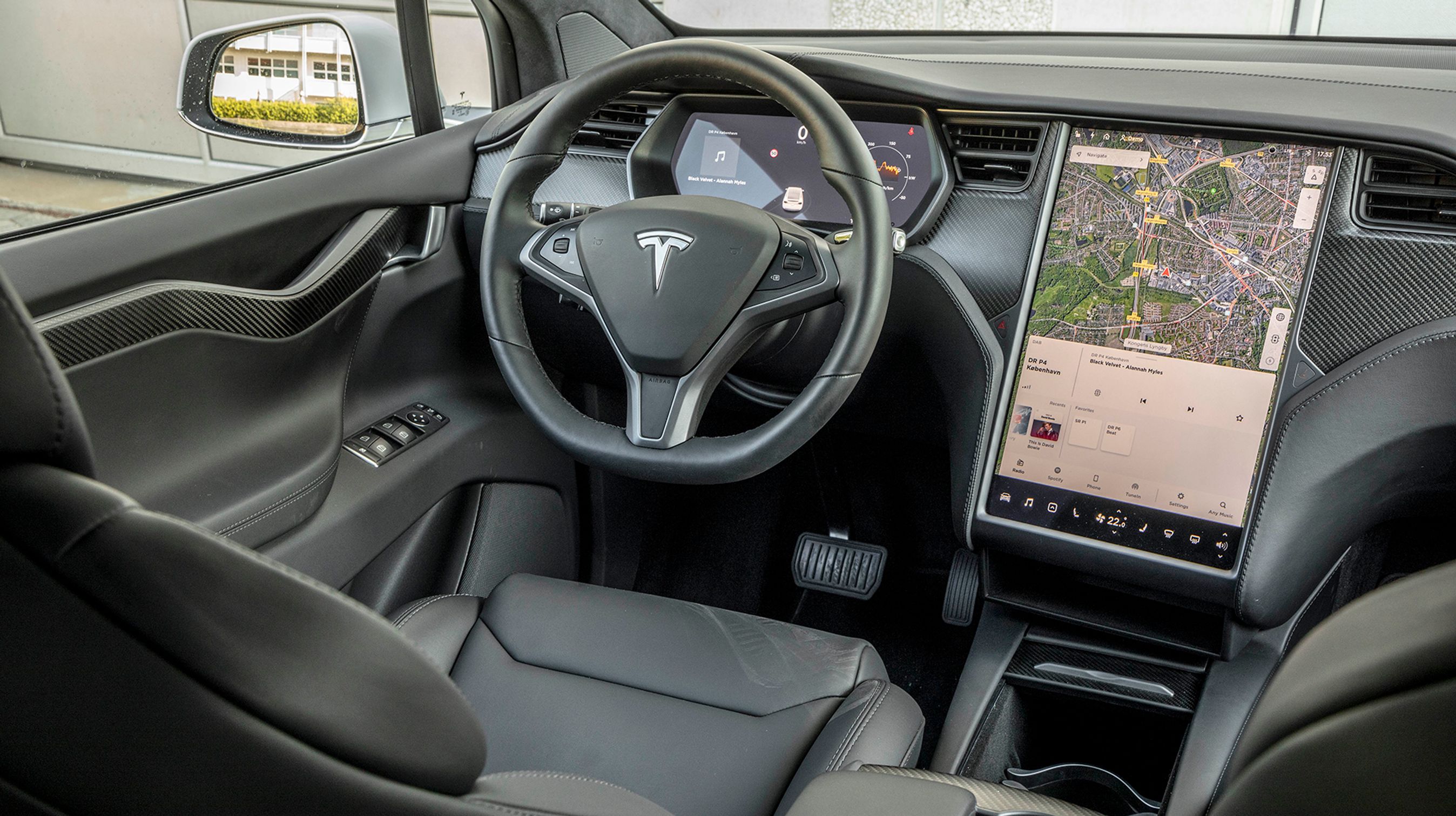 Førerpladsen minder meget om den, vi kender fra Model S, og der er således en meget stor skærm i midten, hvorfra de fleste af bilens funktioner styres.