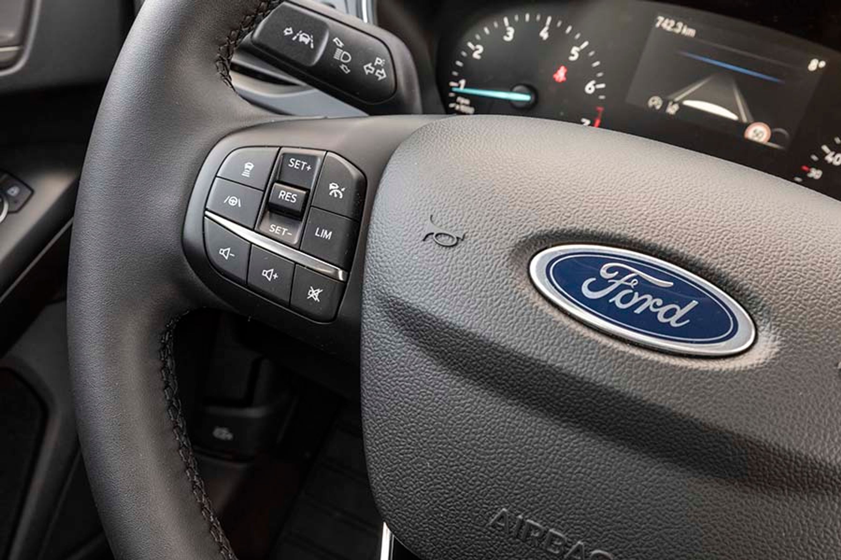 Fra rattet styres fartpiloten, og tilkøber man en sikkerhedspakke til godt 17.000 kr. kan man også styre vognbaneassistenten fra rattet. Funktionen fungerer fint på motorvej, men er ikke blandt de bedste systemer, vi har prøvet. Til gengæld kan man let slå assistenten til og fra via knappen på rattet, og det er fint!