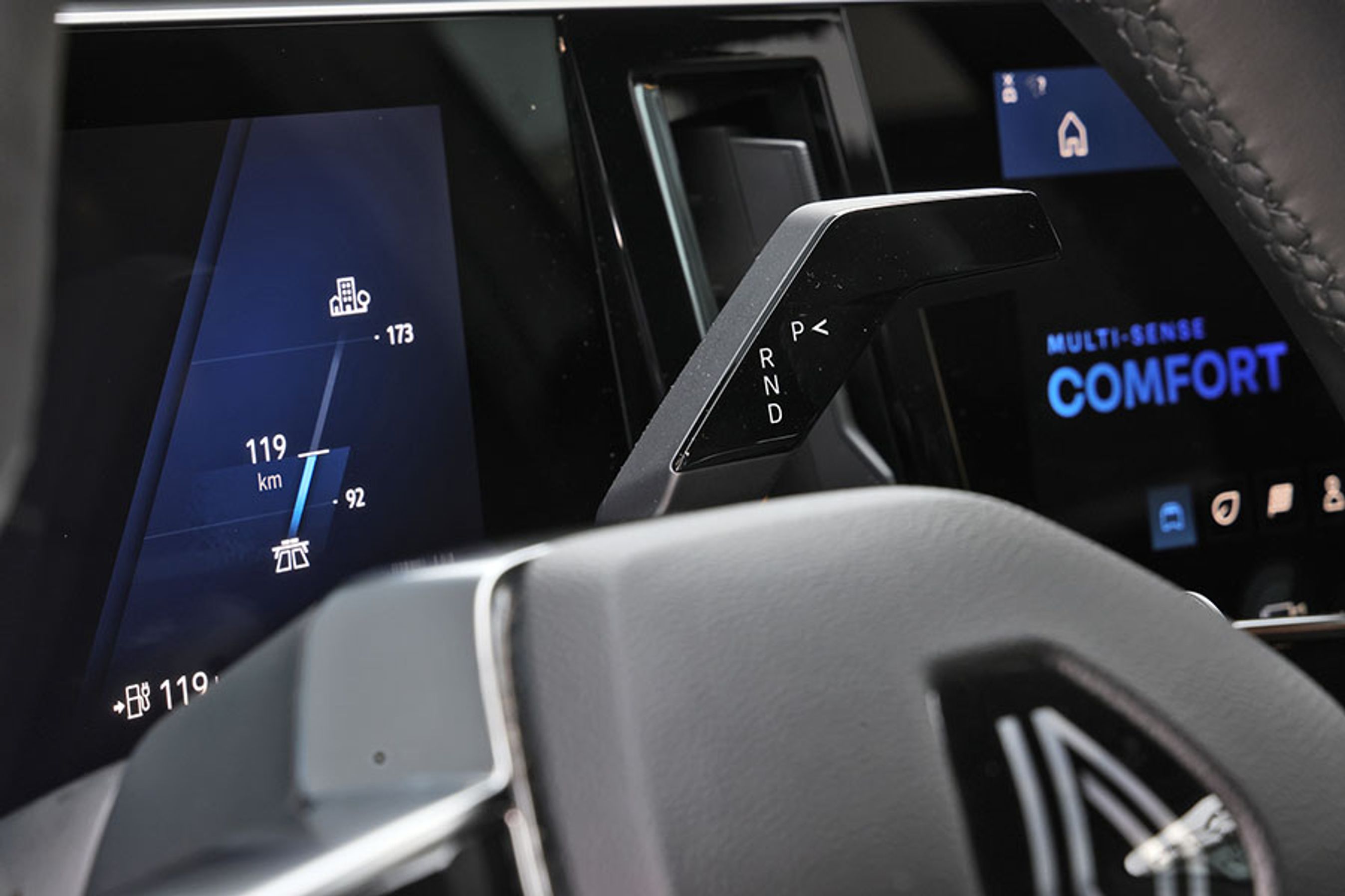 Gearvælgeren er uhensigtsmæssigt placeret meget tæt på viskerarmen. Dermed får man nogle gange aktiveret vinduesviskerne i stedet for at sætte bilen i korrekt gear.