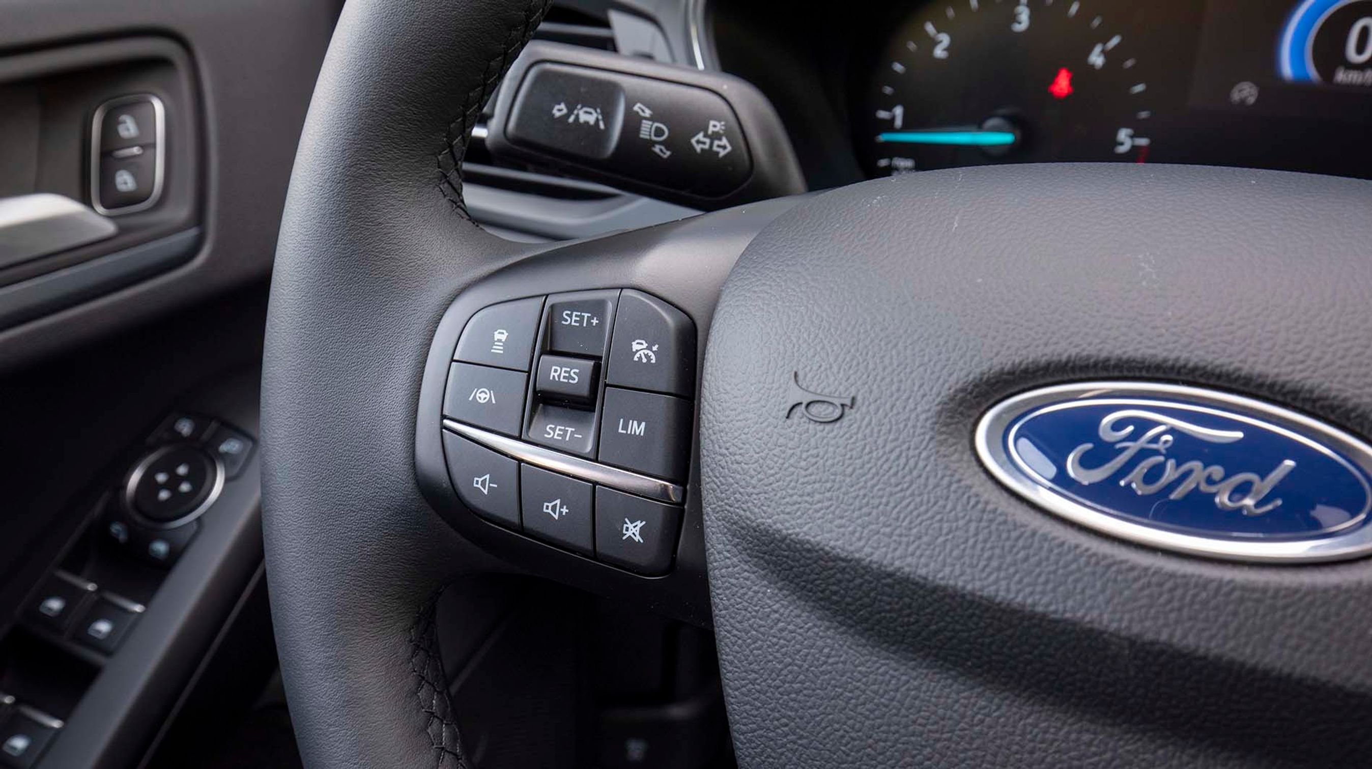 Fartpilot er standard, men vil du have adaptiv fartpilot, er den en del af en teknologipakke til 9.300 kr. Systemet kan indstilles til automatisk at indstille farten efter farttavlerne, men vi oplevede bl.a., at den satte farten op til 130 km/t i en 110 km/t-zone. 