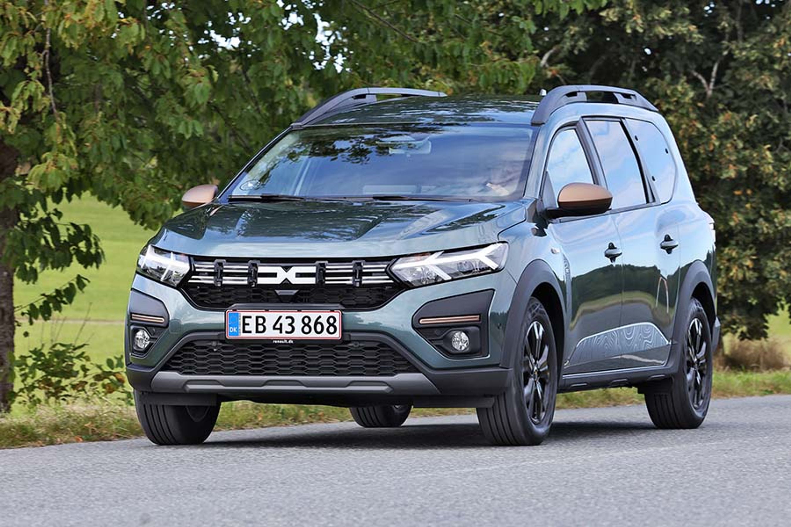 Dacia Jogger er nu kommet i en udgave med hybridteknik og plads til syv personer. Prisen begynder ved 300.000 kr.