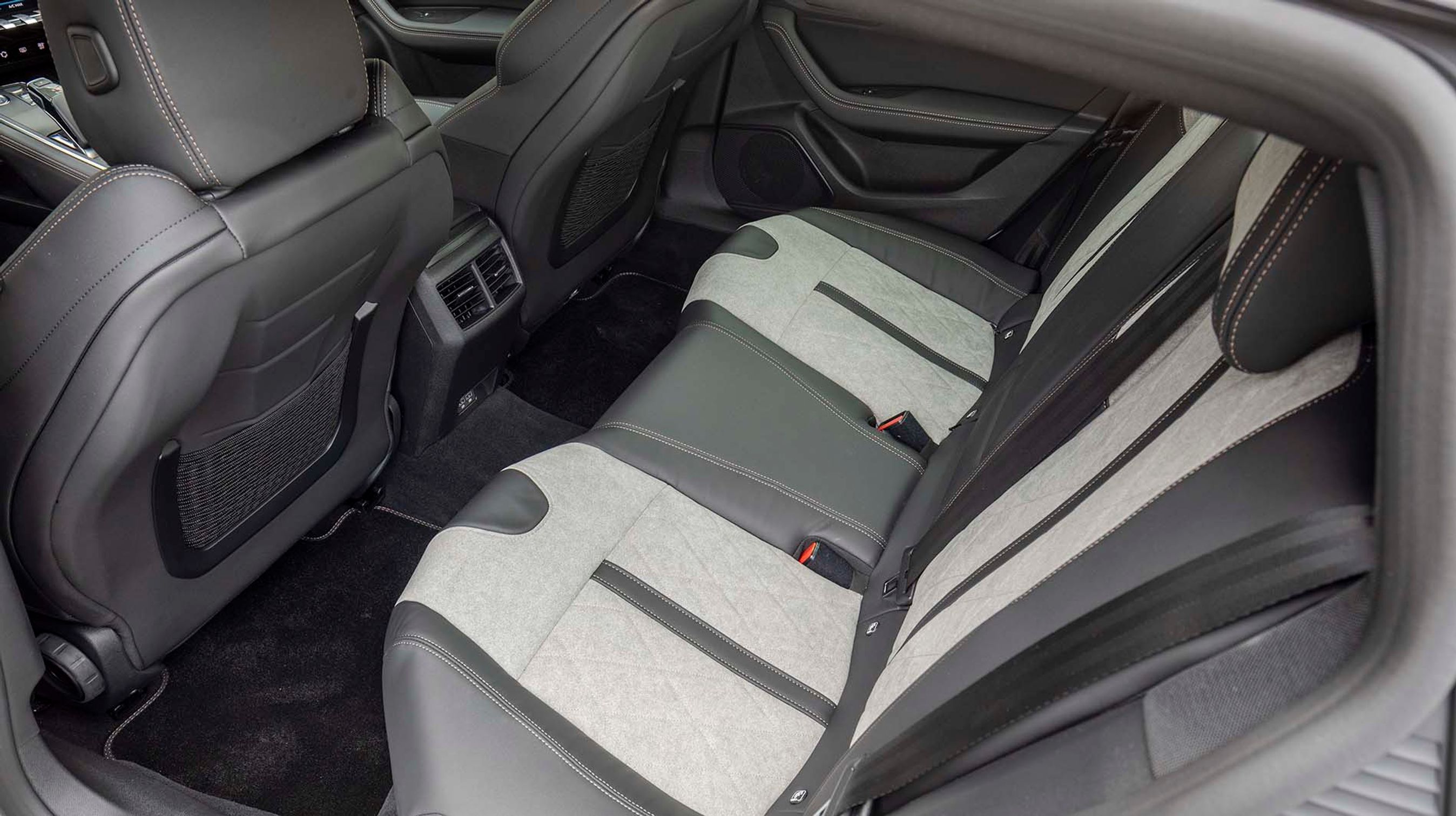 Der er fin plads ved bagsædet, hvor der også er friskluftdyser.