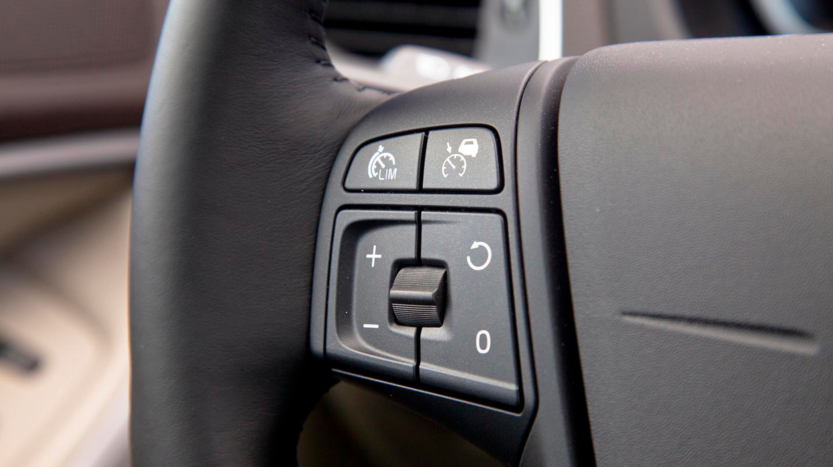 Fartpiloten kan styres fra rattet.