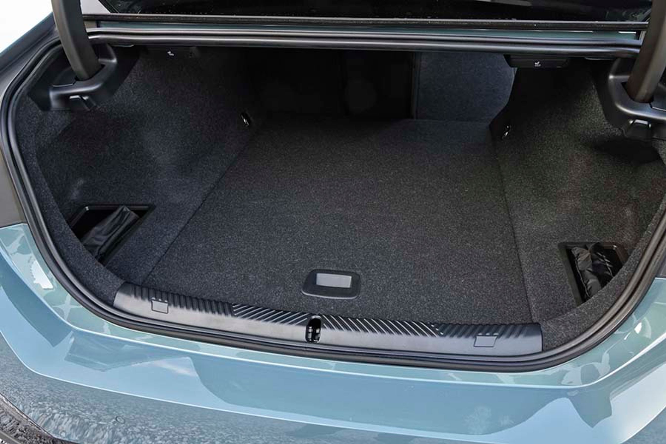 Bagklappen er elbetjent, og giver adgang til et pænt stort bagagerum på 520 liter. Selve åbningen er dog ikke så stor, hvilket begrænser brugsværdien noget.