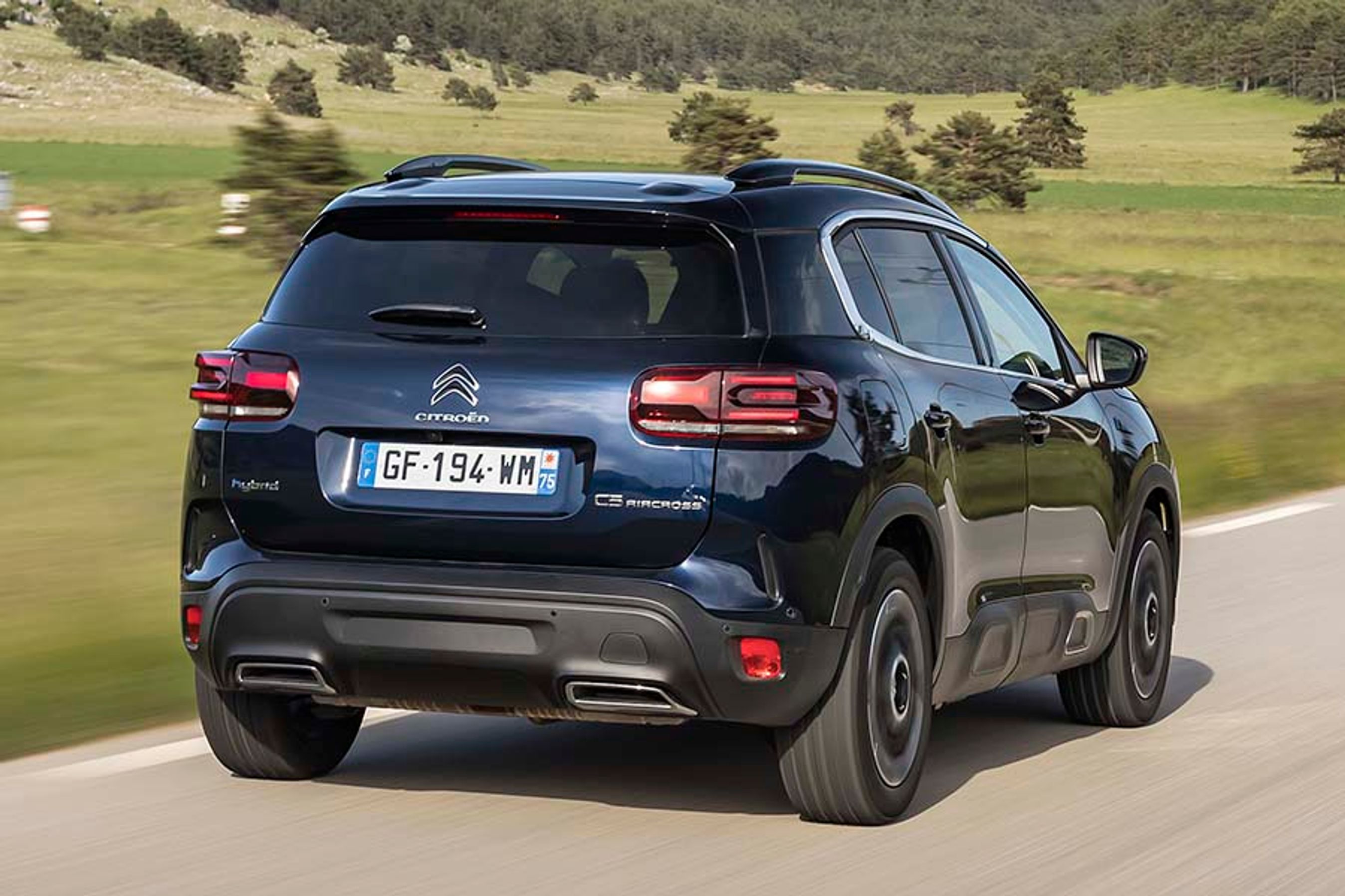 I Danmark er det kun plugin-hybrid-udgaven, der kommer til salg. Den er begunstiget af lidt lavere afgifter og byder samtidig på bedste kørekomfort i modelfamilien.