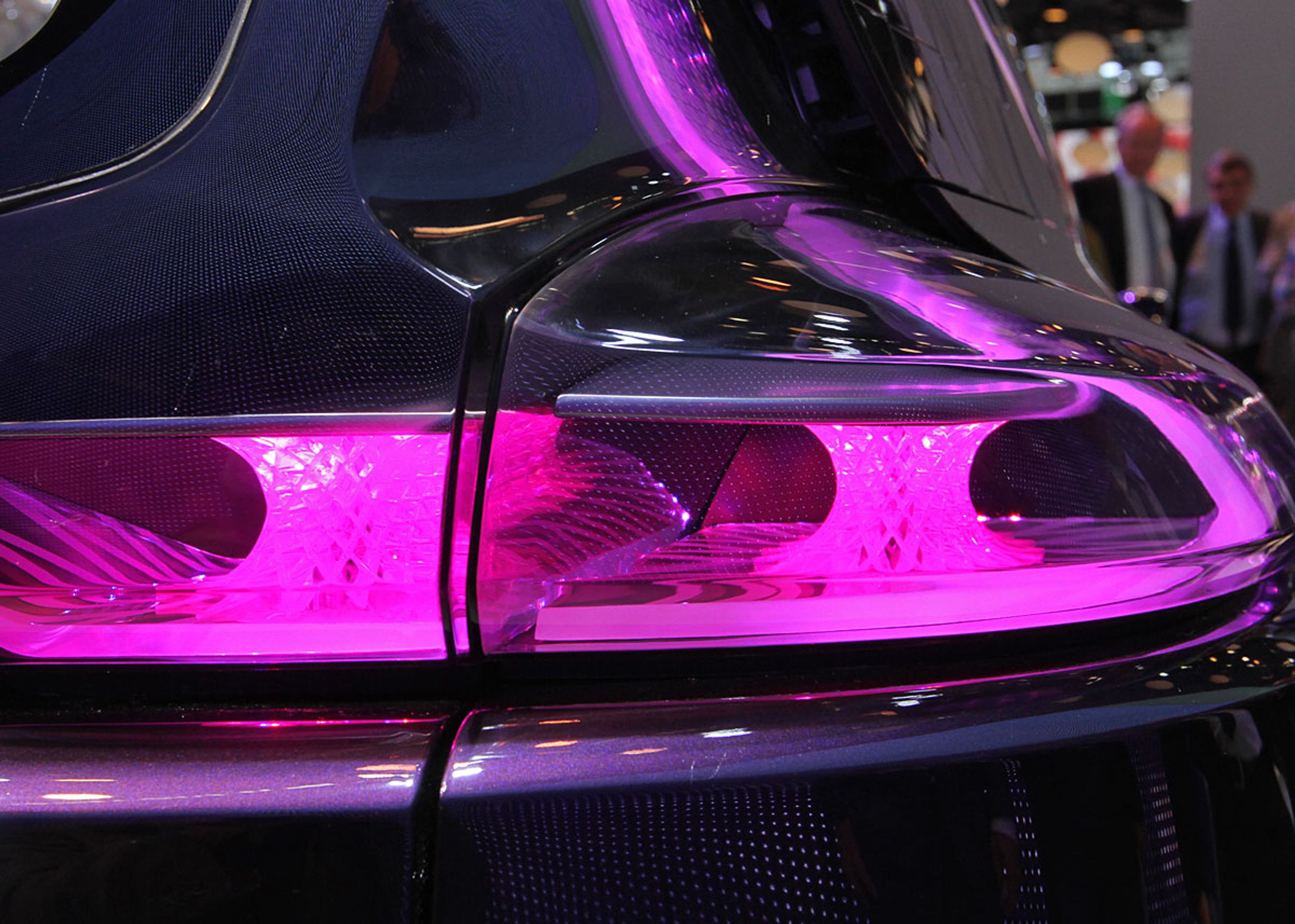 Designerne har hygget sig med baglygterne. Når man er efter, ligner lygterne krystallysekroner.