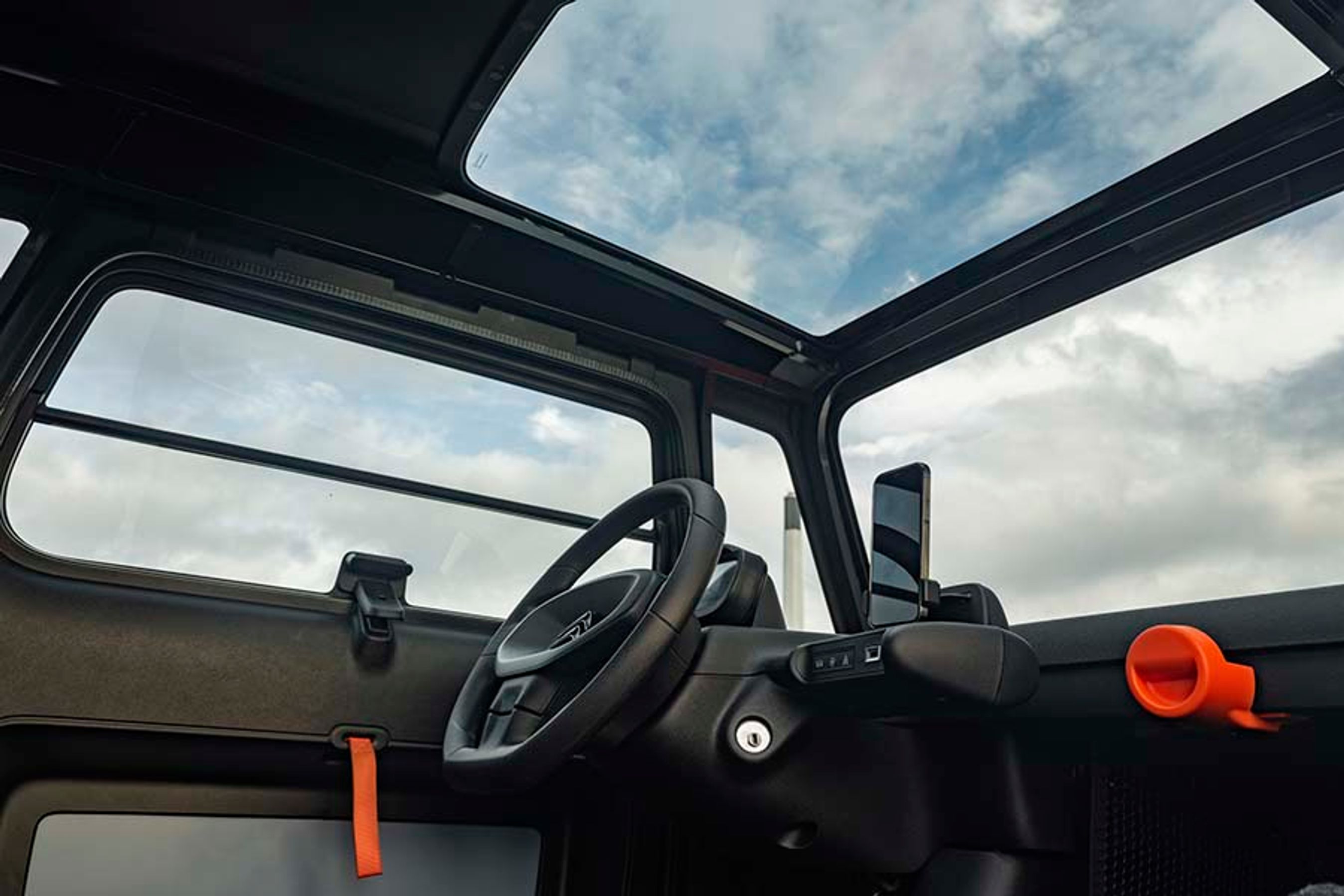 Ami har stort glastag. Det giver fint med lys, men også problemer med at få solen i øjnene. Gardin eller solskærm er der ikke.